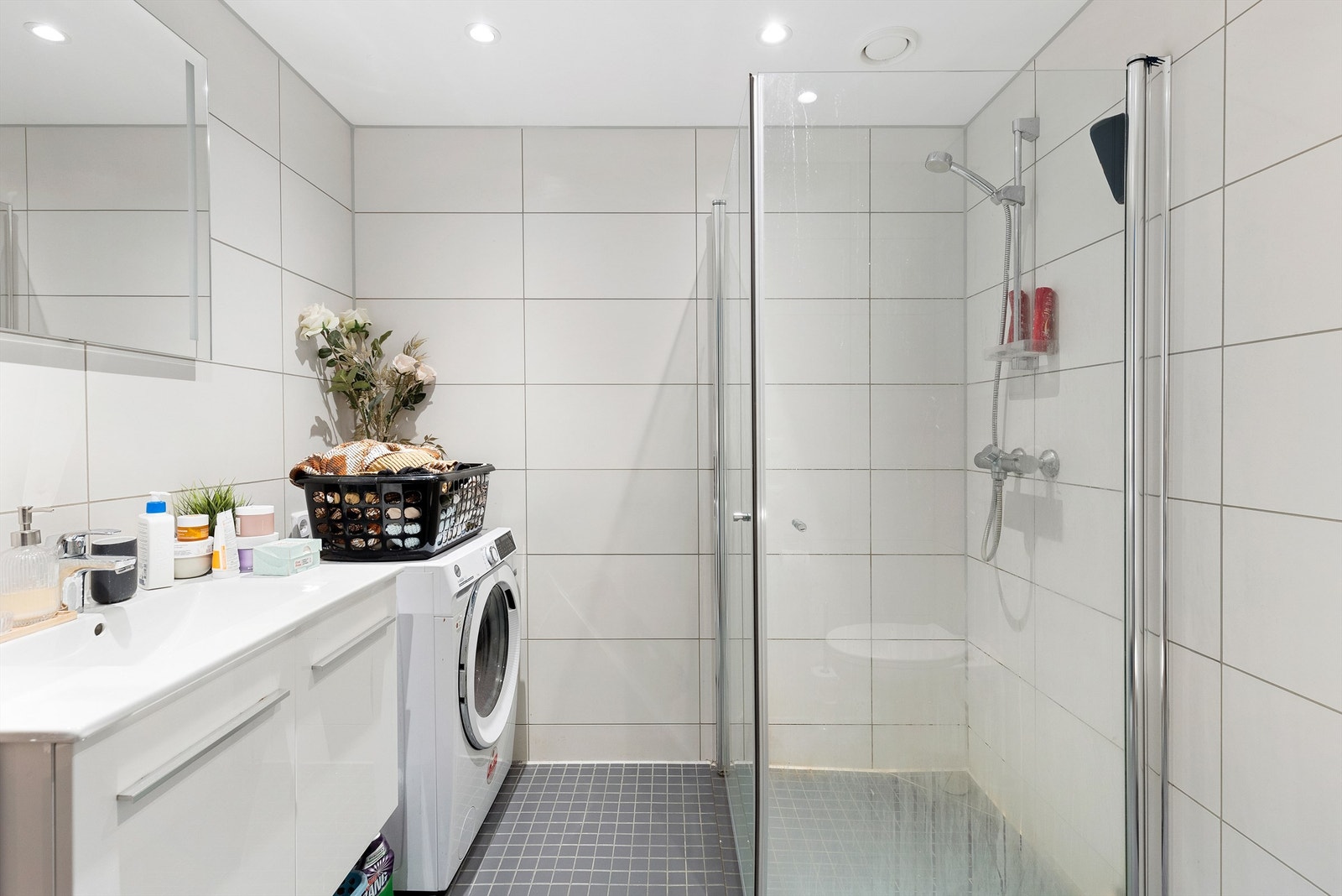 Meget pent og tidløst flislagt bad med gulvvarme og opplegg for vaskemaskin samt downlights i himling. Galleribilde