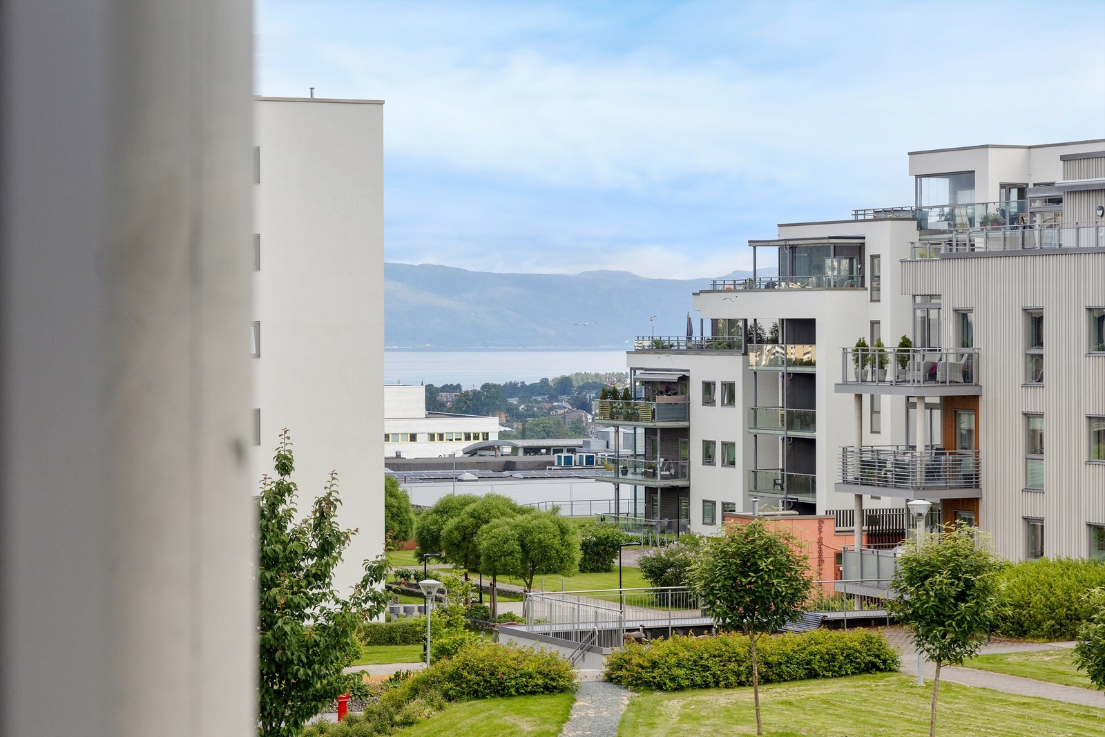 Du finner flere barnehager og skoler innen rekkevidde, samt praktisk nærhet til dagligvarebutikker, treningssentre, restauranter og flotte turområder. Det er også kort vei til flere av Trondheims anerkjente studiesteder. Galleribilde