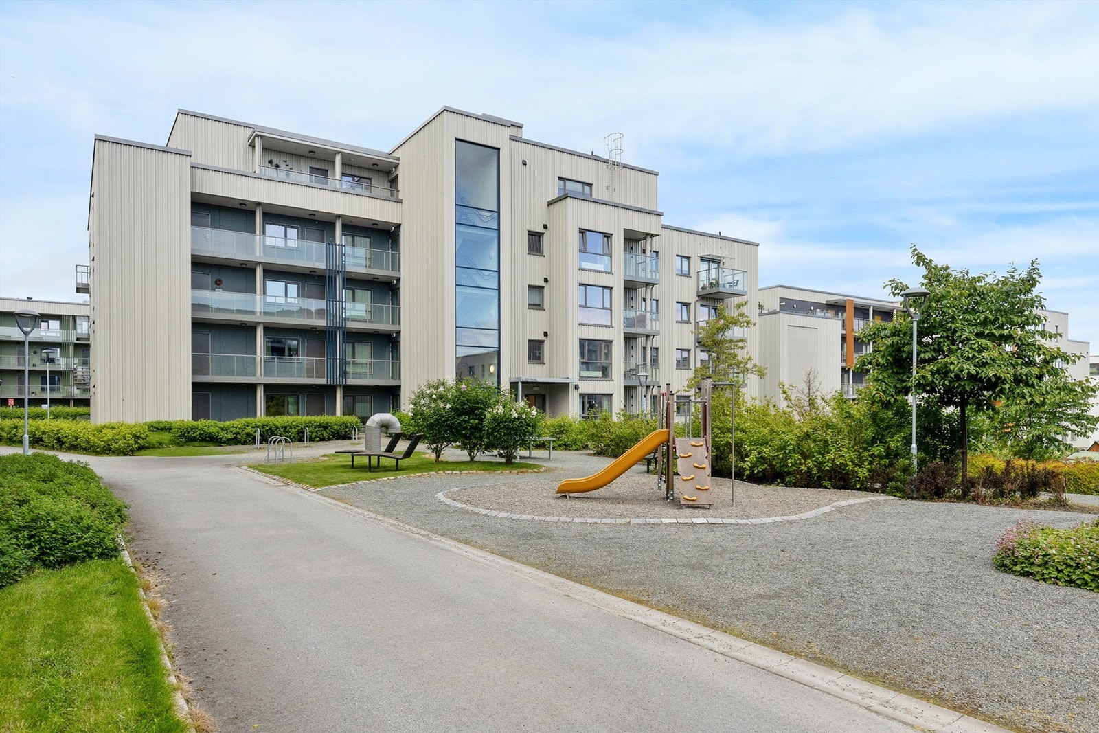 Kun 3 minutters gange fra boligen finner du nærmeste busstopp, med hyppige avganger til Trondheim sentrum og øvrige bydeler. Populære Grillstadfjæra ligger ca. 6 minutter kjøring fra boligen, her er det flotte bade og solemuligheter. Galleribilde