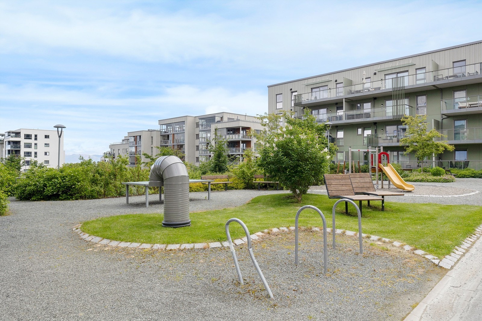 I tillegg ligger Stokkbekken og det tilknyttede turstinettet i Strindamarka i nærheten, og ikke minst Estenstadmarka, som byr på både oppkjørte skiløyper på vinterstid, og fine bade- og turmuligheter sommerstid. Galleribilde