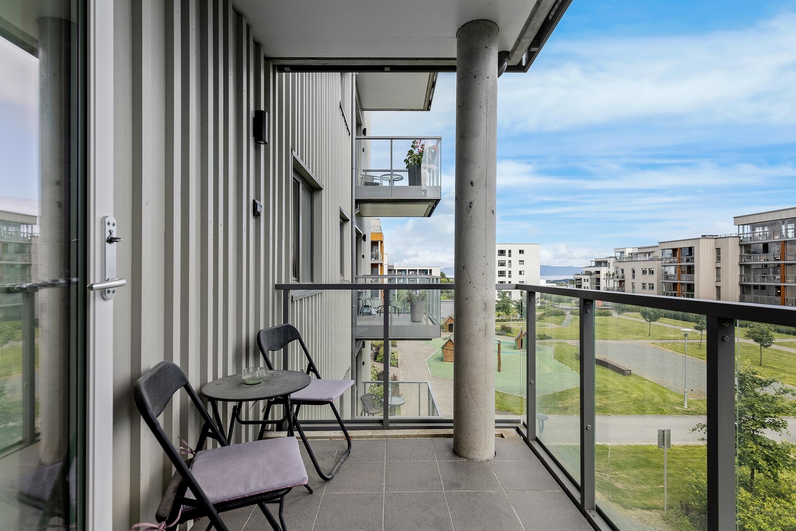 Balkongen har god plass til ønsket utemøblement og grill og vil på sommerstid oppleves som en fin forlengelse av stuen. Galleribilde