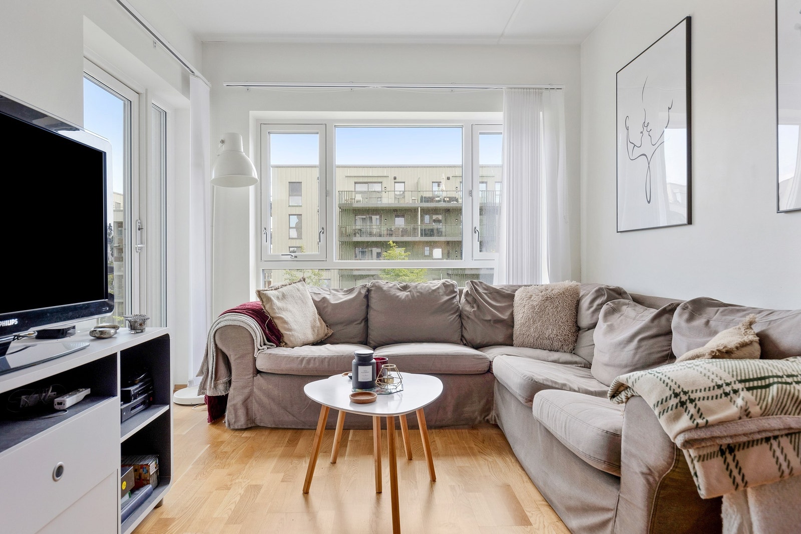 Leiligheten er gjennomgående lys og luftig med utstrakte vindusflater som sikrer rikelig med naturlig dagslys. Galleribilde