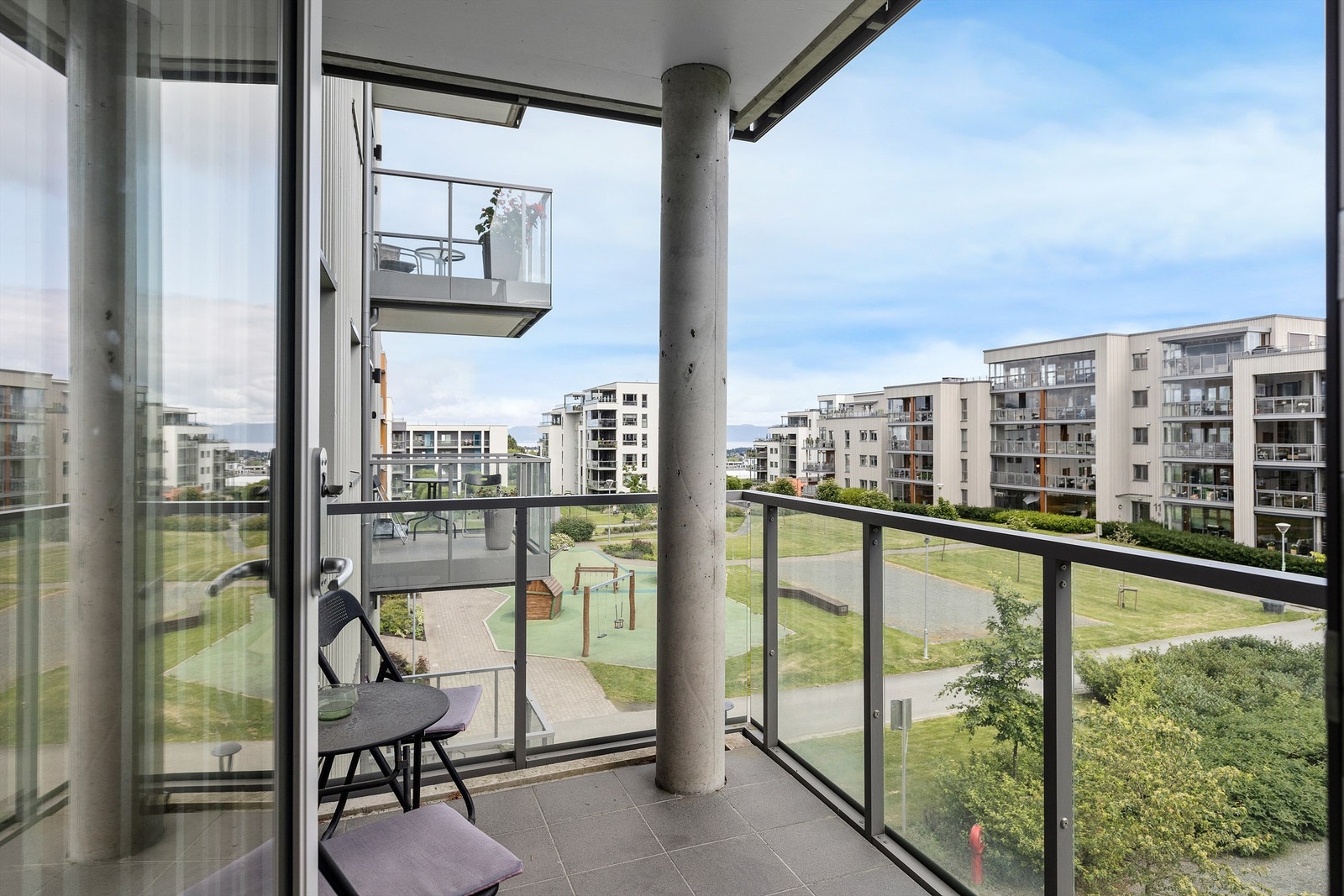 Fra stuen har man direkte utgang til en overbygd balkong med gode sol- og utsiktsforhold. Galleribilde