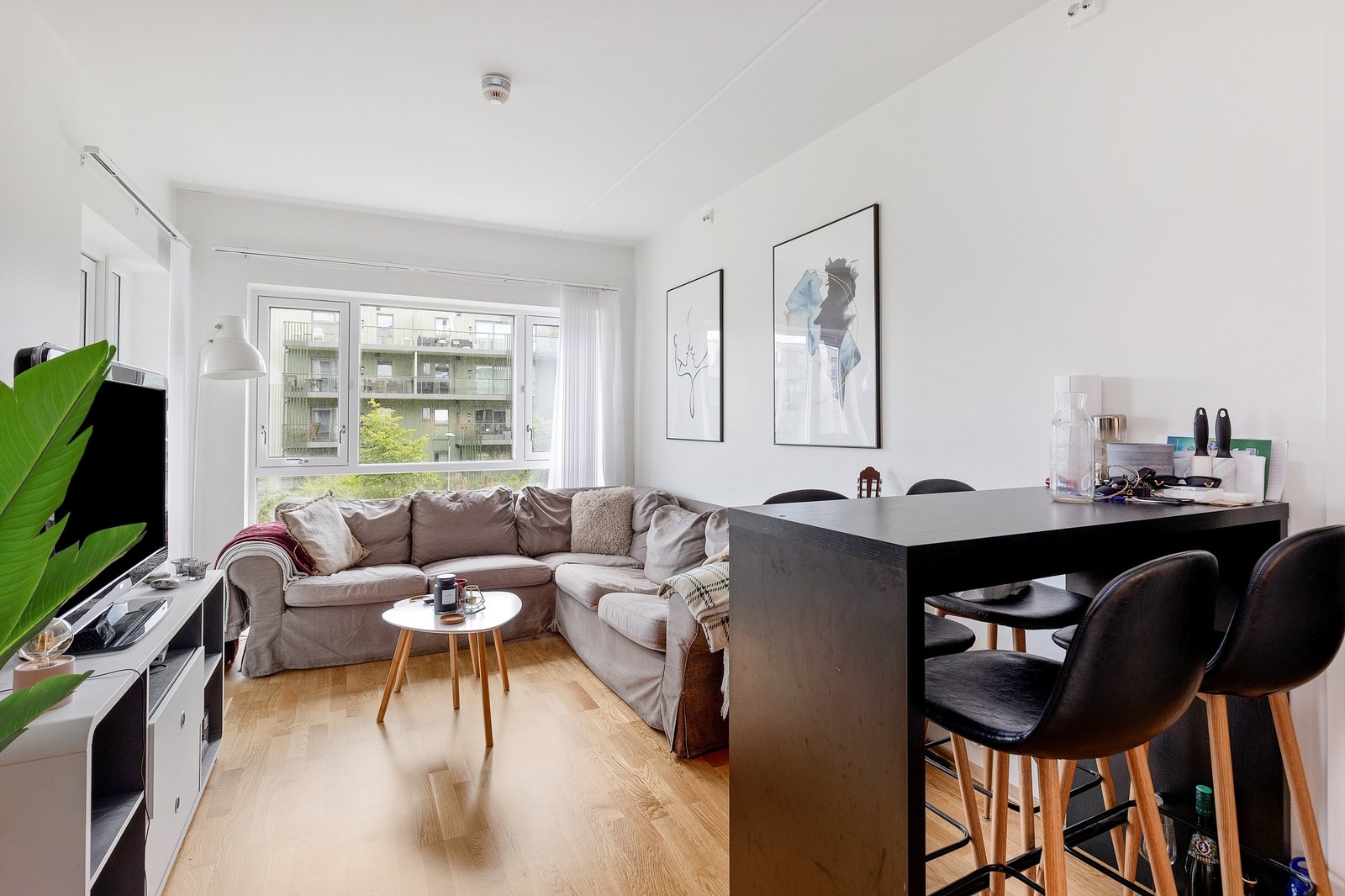 Velkommen til Øvre Granåslia 21 - en innbydende 3-romsleilighet beliggende i rolige og sentrale omgivelse på Strinda Hageby! Galleribilde