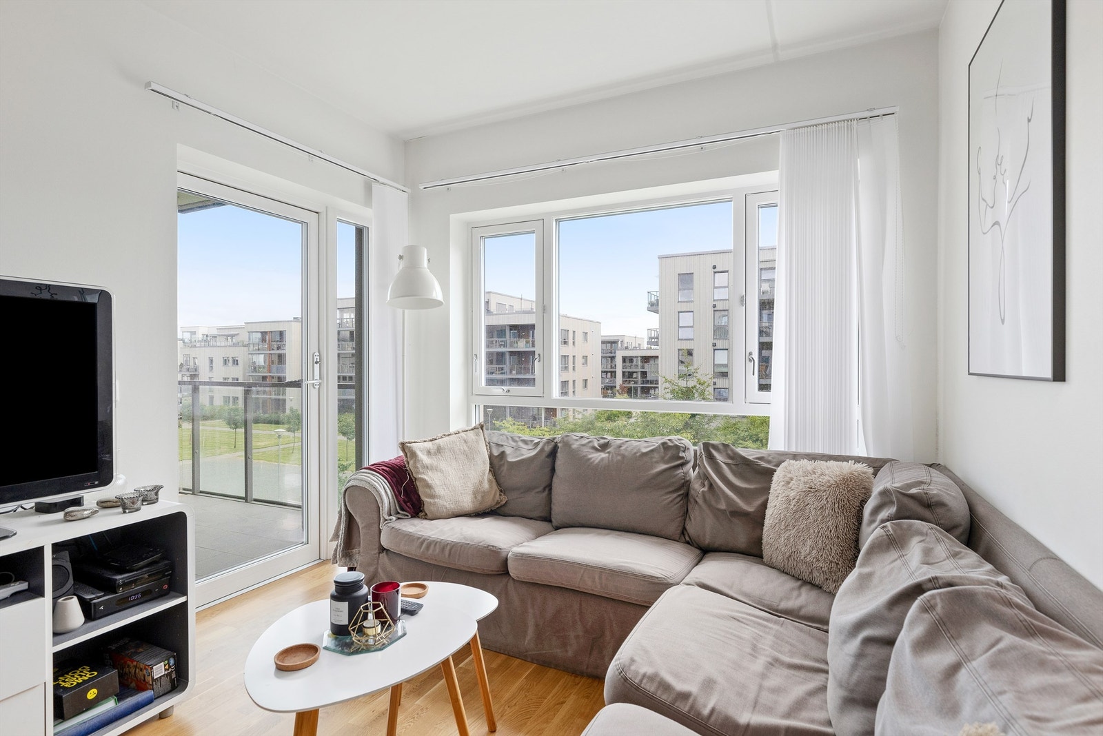 Stue- og kjøkkenarealet måler til sammen romslige 16,5 kvm og har gode møbleringsmuligheter. Galleribilde