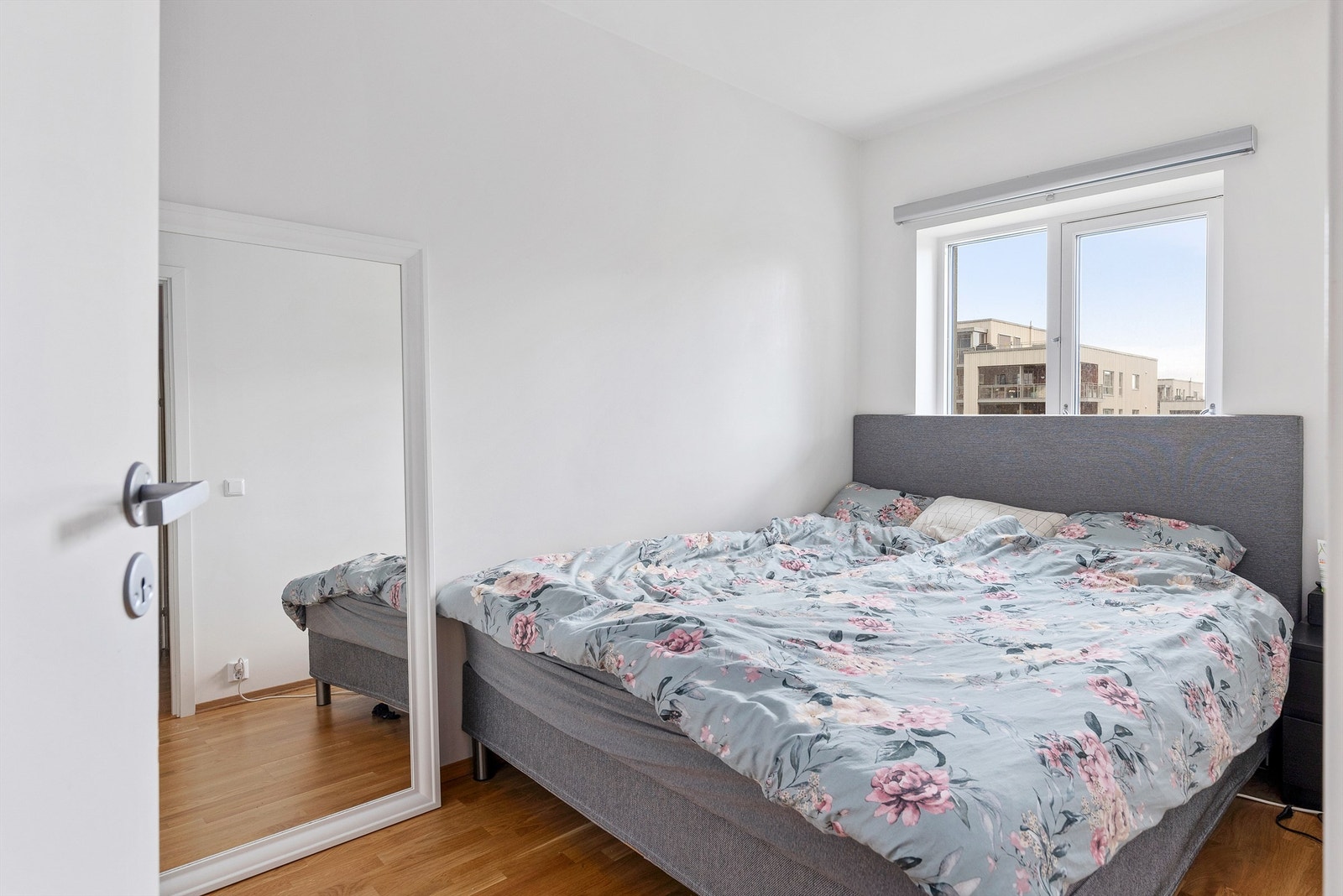 Et av to soverom på 8,5 kvm med gode møbleringsmuligheter. Galleribilde