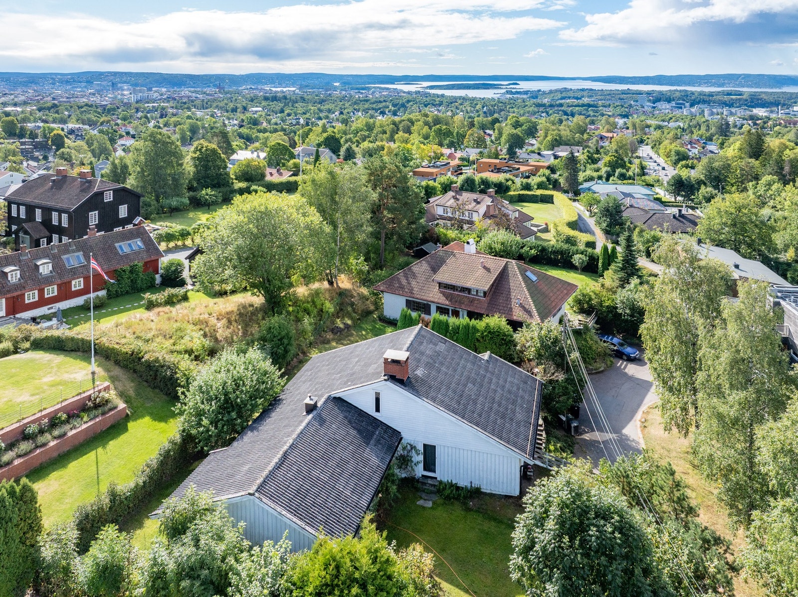 Eiendommene ligger fint til innerst i blindvei med vakker utsikt mot Oslofjorden. Galleribilde