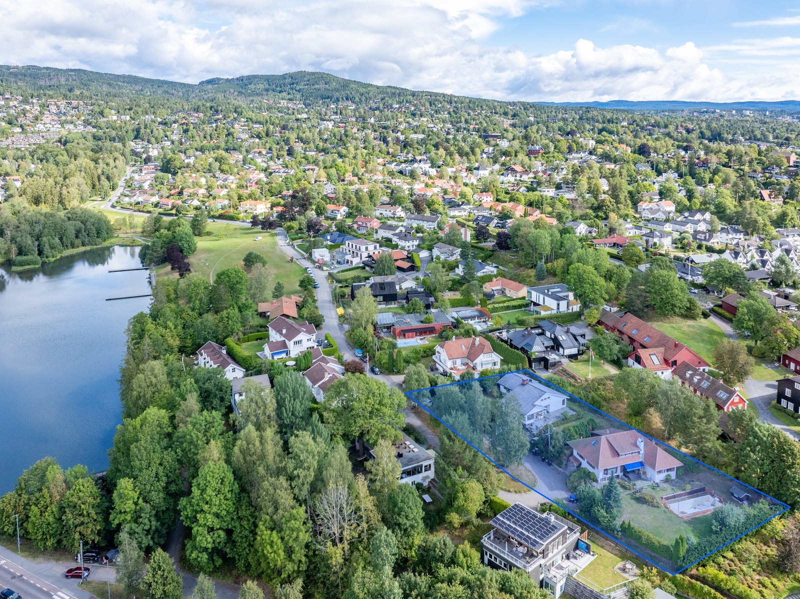 Eiendommene er samlet på 2,4 mål. Galleribilde