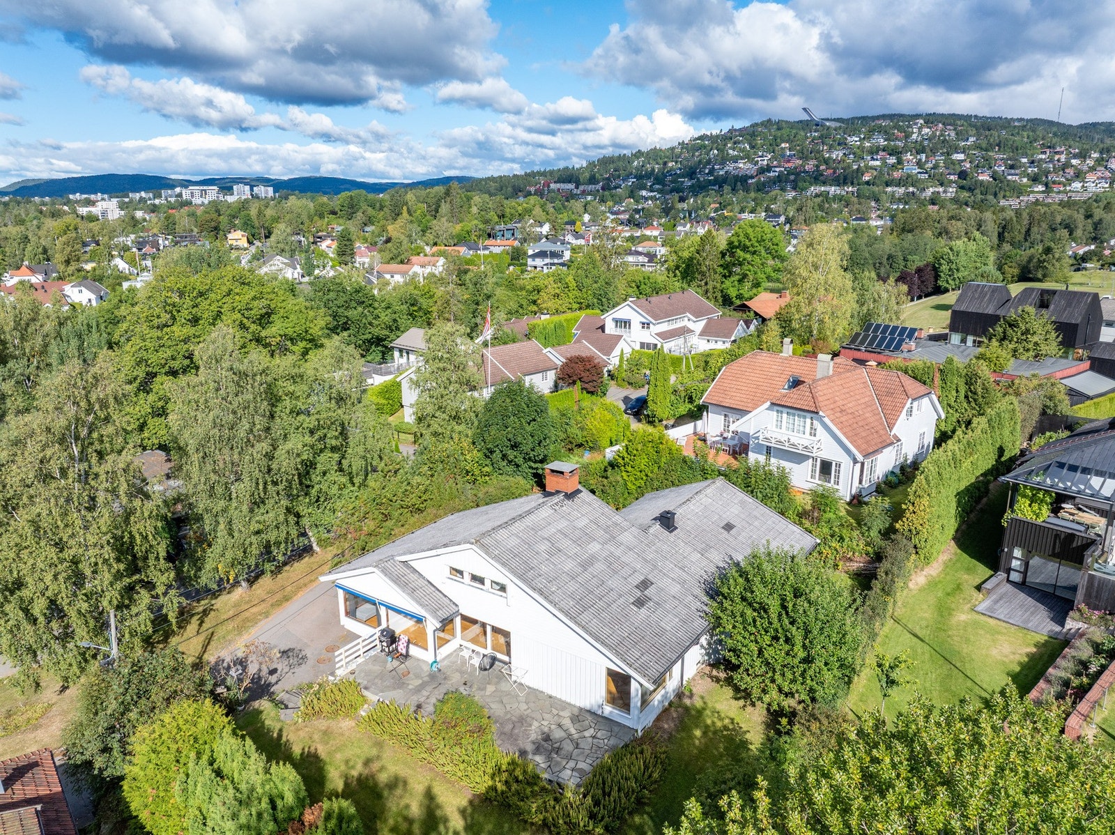 Bamseveien 24 er på 1104 kvm. Eneboligen går over tre plan med et totalt bruksareal på 384 kvm. Galleribilde