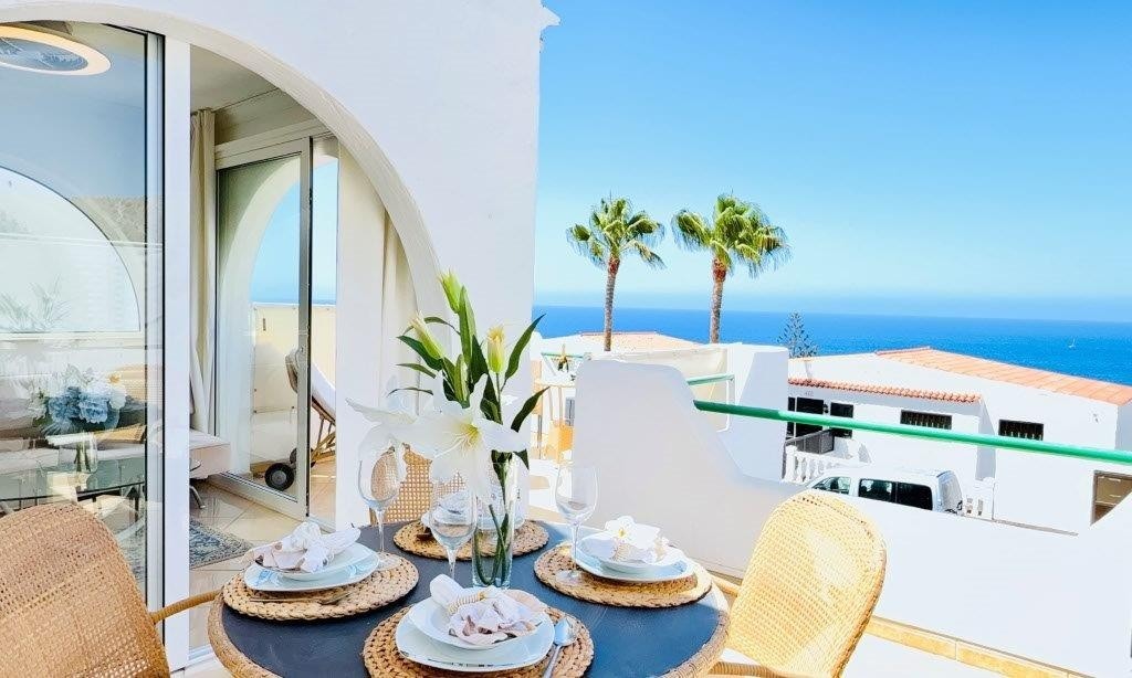 Her er det oppdekket til måltid på den ene terrassedelen Galleribilde