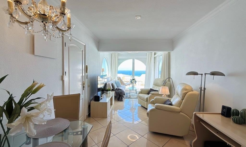 God standard med et flott flislagt gulv. Både spisegruppe og TV gruppe er det plass til her Galleribilde