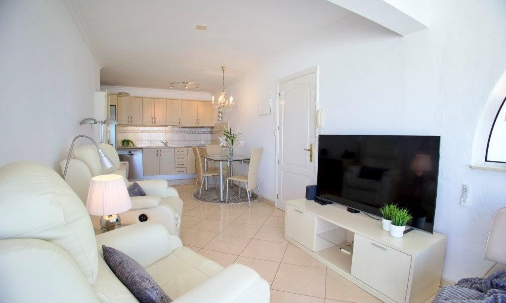 Pent og innholdsrikt kjøkken med spiseplass Galleribilde