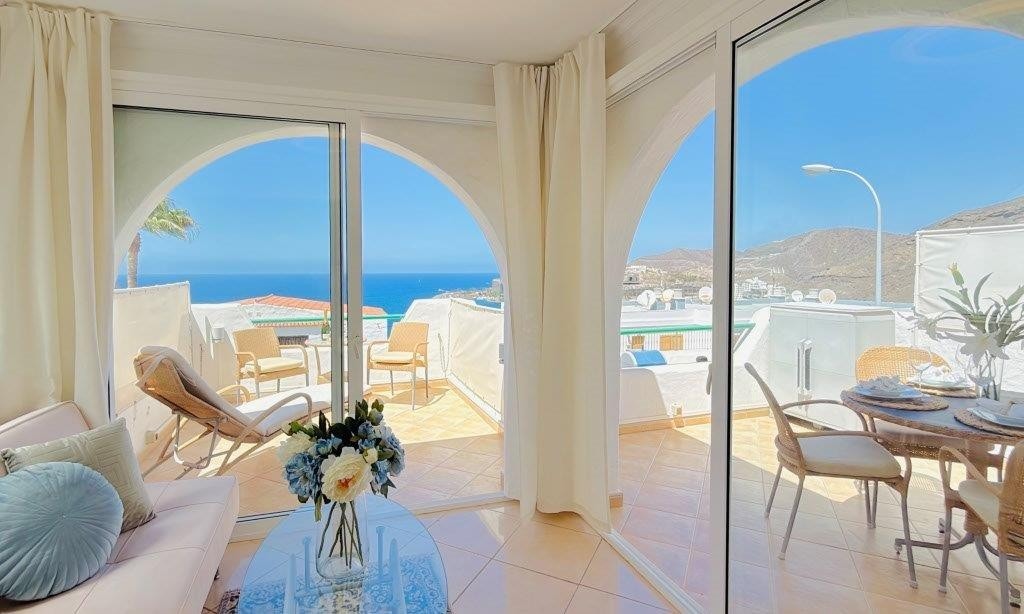 Stuen har 2 utganger til stor terrasse som nærmest er oppdelt i to terrasser med en liten passasje mellom Galleribilde