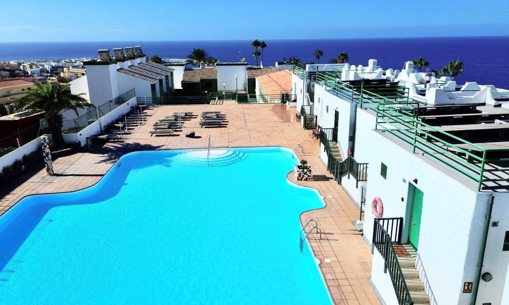 Meget stort basseng og god plass rundt bassenget Galleribilde