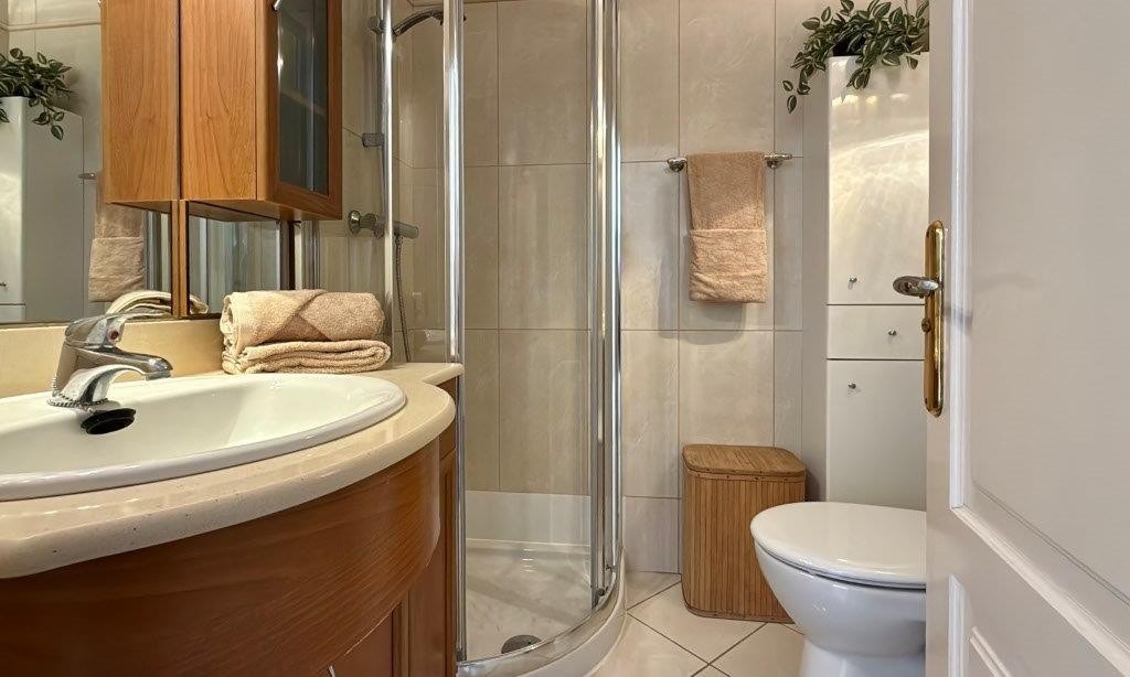 Frontmatet vaskemaskin er plassert bak døren Galleribilde