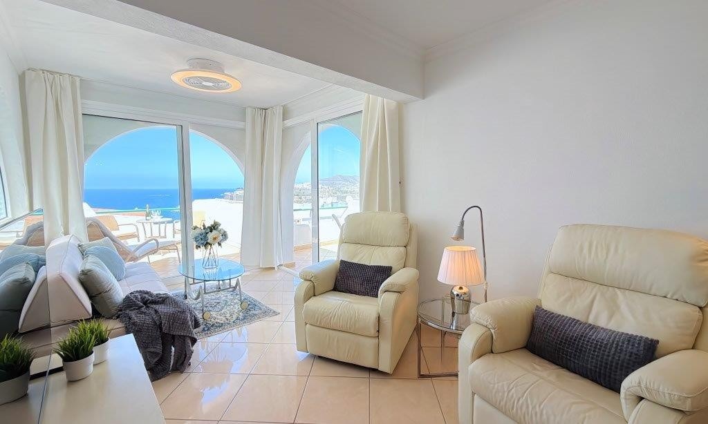 Møbler medfølger. Her to meget behagelige reclainer stoler foran TV apparatet Galleribilde