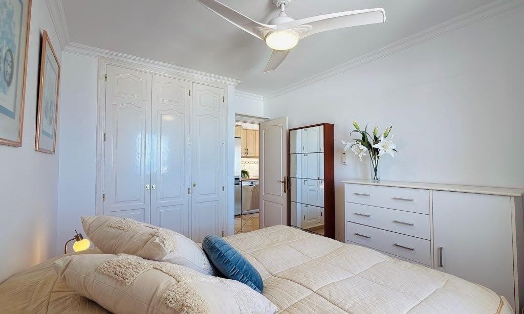 Soverom med god plass i skuffer og skap Galleribilde