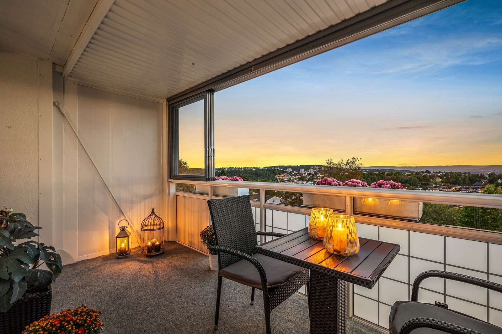 Innglassingen kan skyves til side slik at sol og luft slippes inn og det er montert rullegardiner på innsiden for god solskjerming. Galleribilde