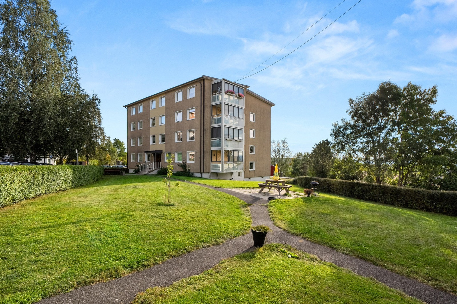 Mellom bygningene er det flere flotte sittegrupper og pent opparbeidede fellesarealer. Galleribilde