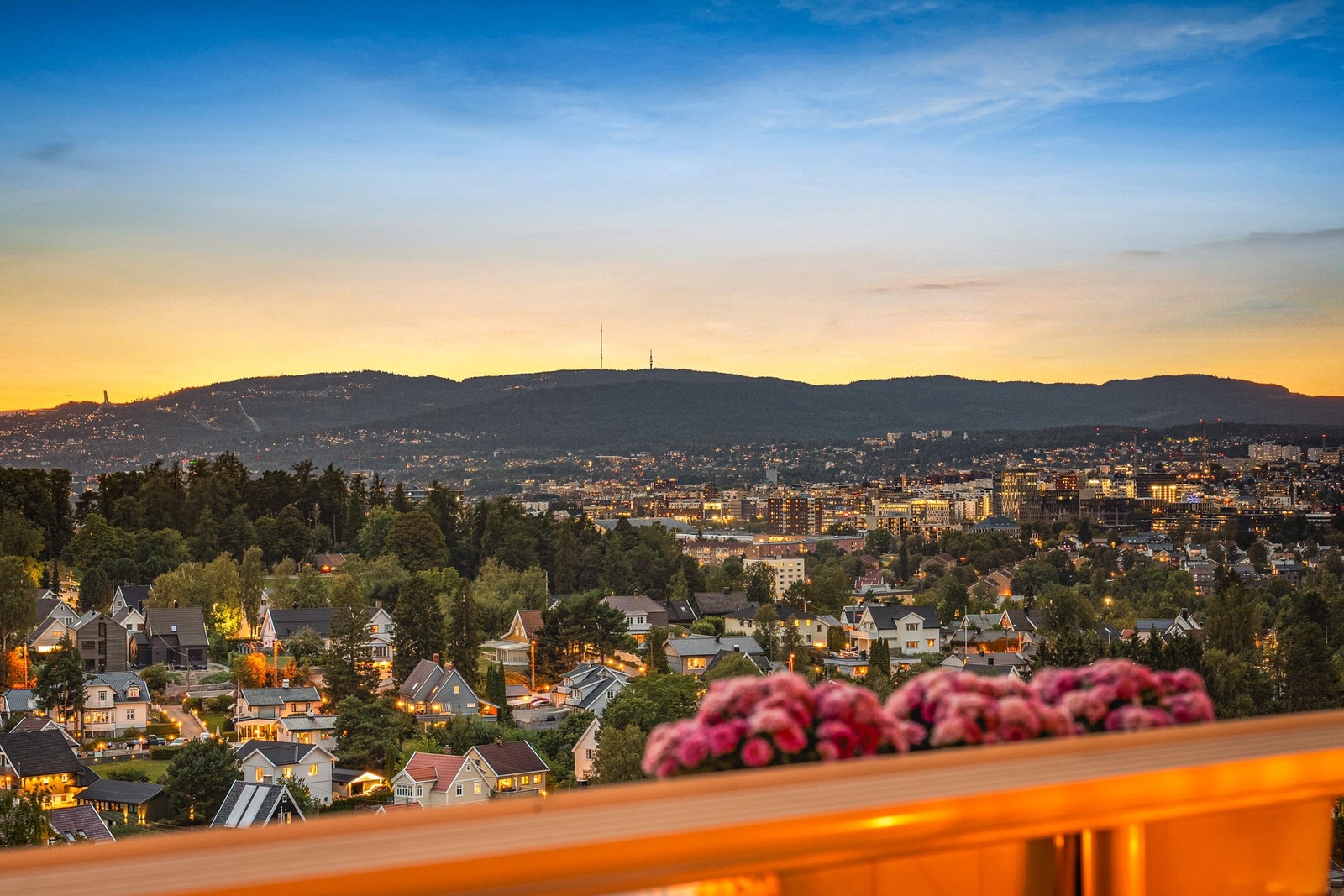 Mekanikerveien 2 er en lys 3-roms toppleilighet med innglasset, solrik balkong og flott utsikt. Svært populær beliggenhet, også internt i borettslaget. Galleribilde