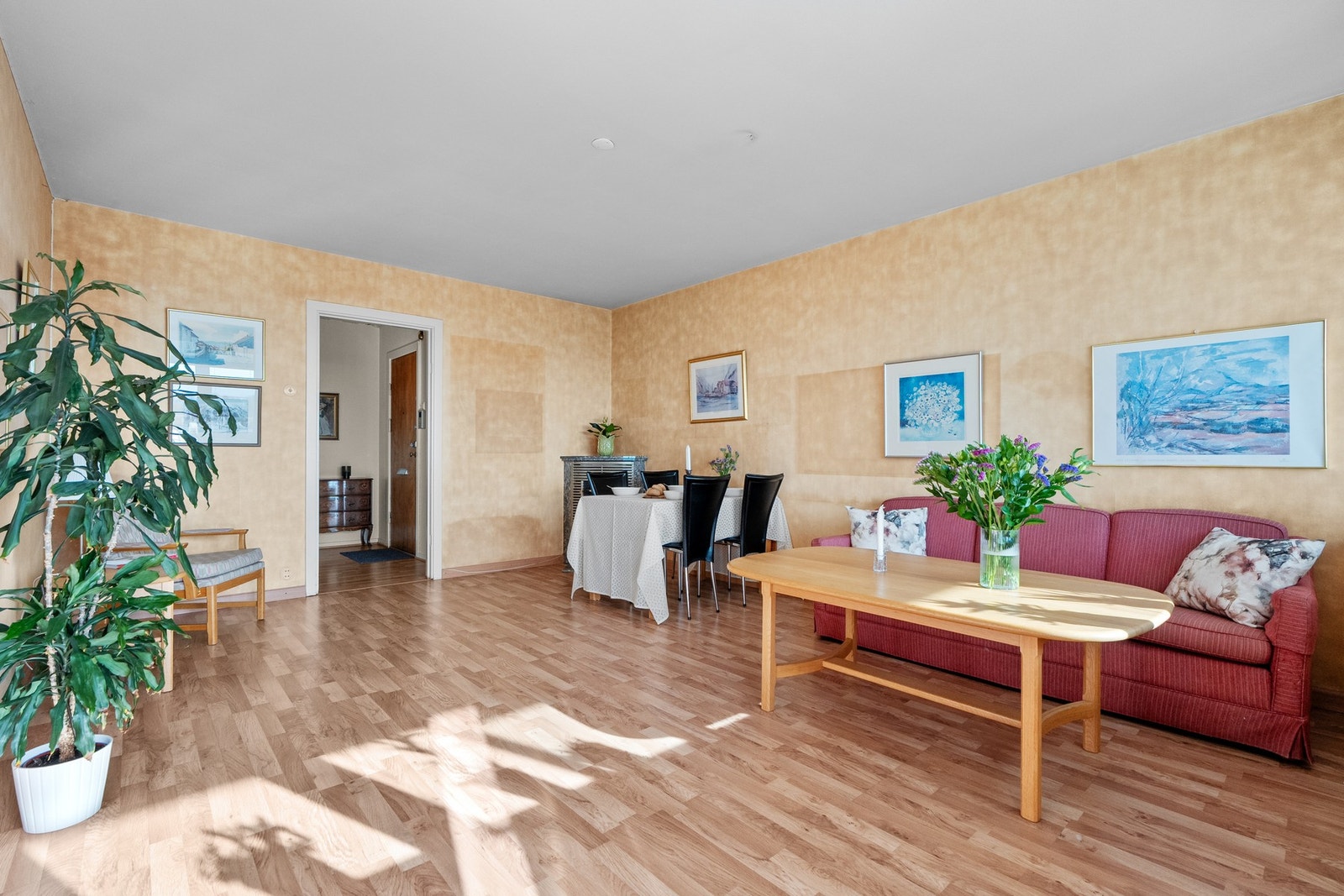 Stuen er av god størrelse og lar seg enkelt innrede med både sofagruppe, tv-møblement og spisebord. Galleribilde