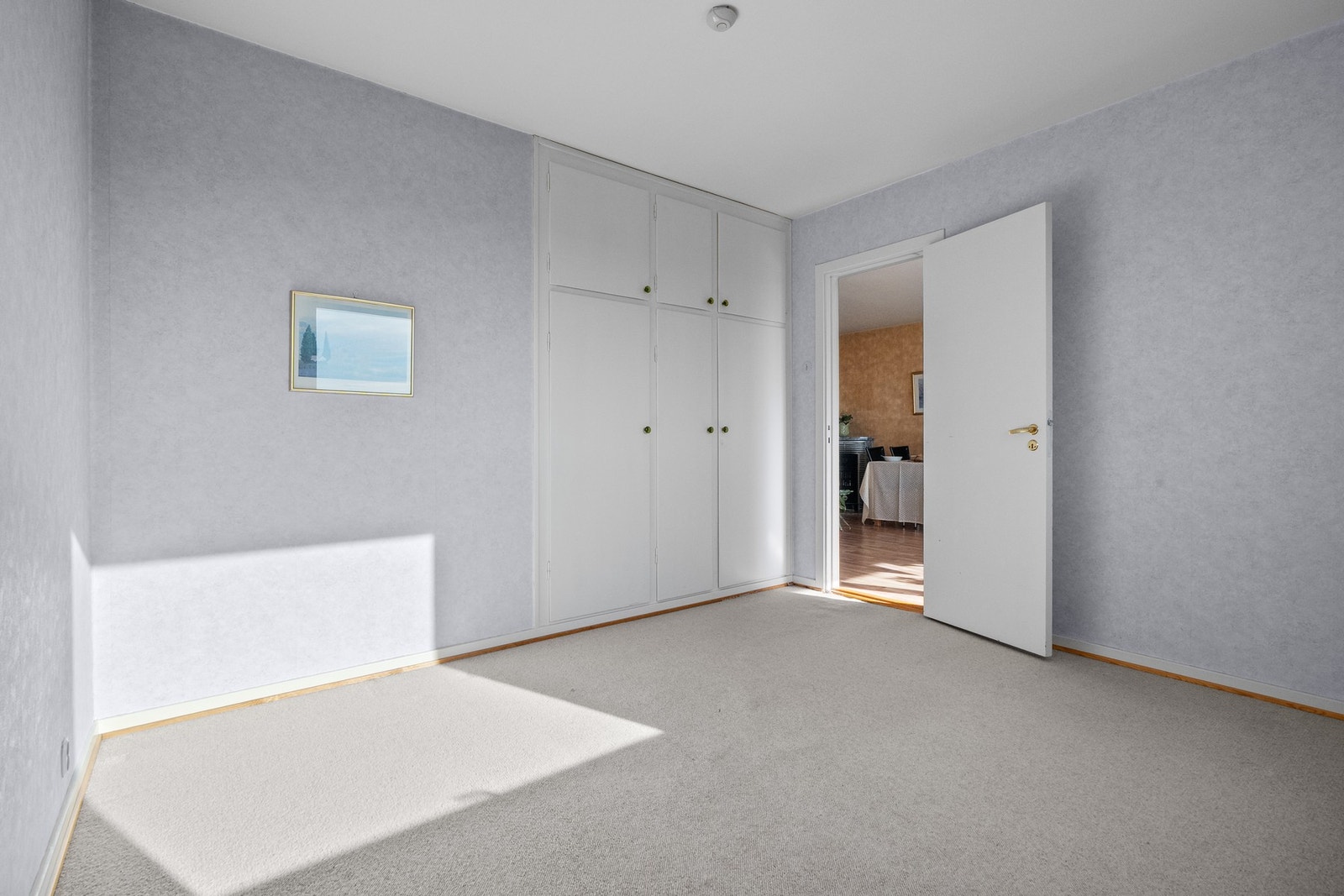 Begge soverommene er av god størrelse og har innbygde garderobeløsninger for oppbevaring. Galleribilde
