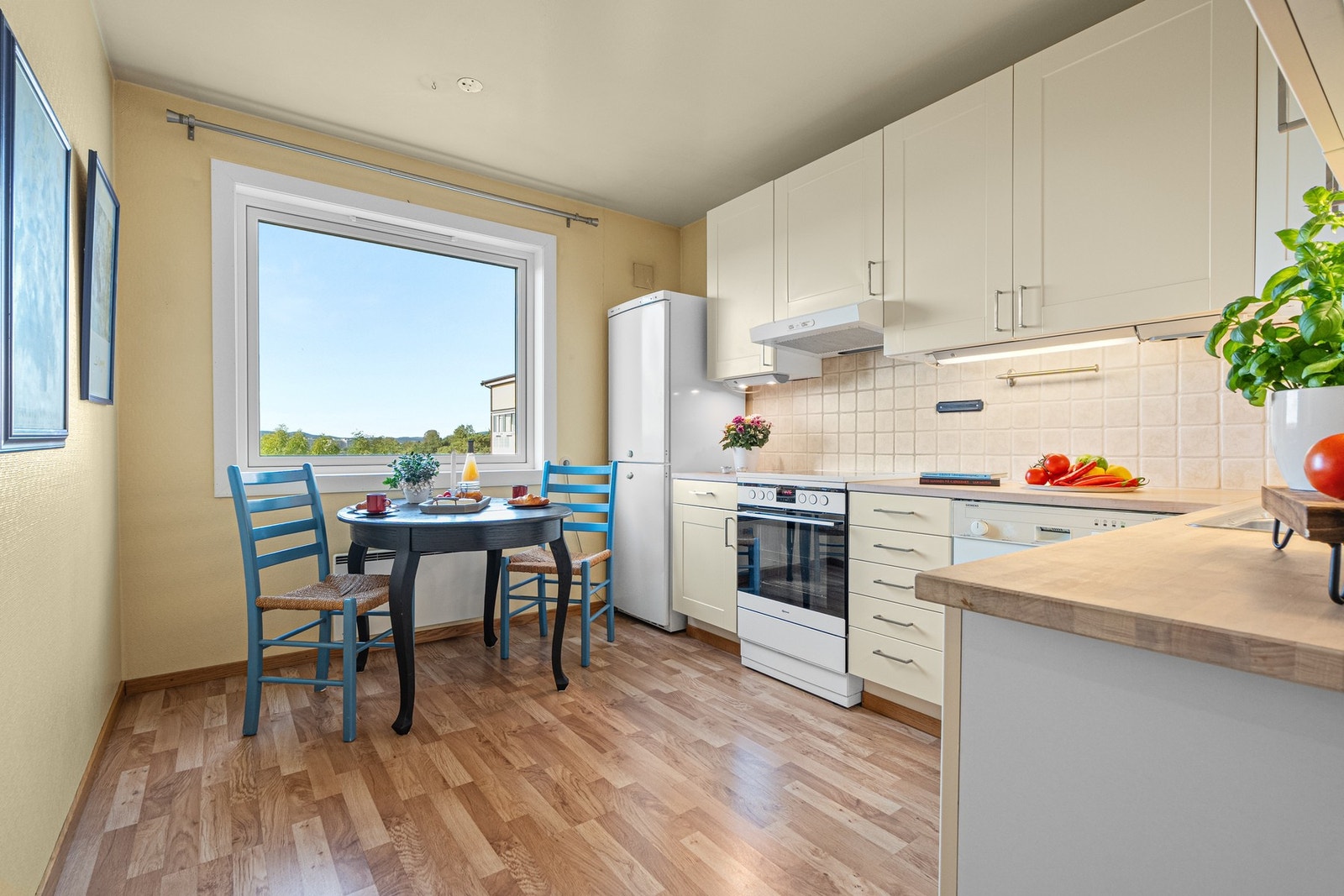 Kjøkkenet ligger i eget rom og har et stort vindu mot nord. Innredningen fra Ikea er fra 2004 og er i et tidløst design med benkeplater av tre. Galleribilde