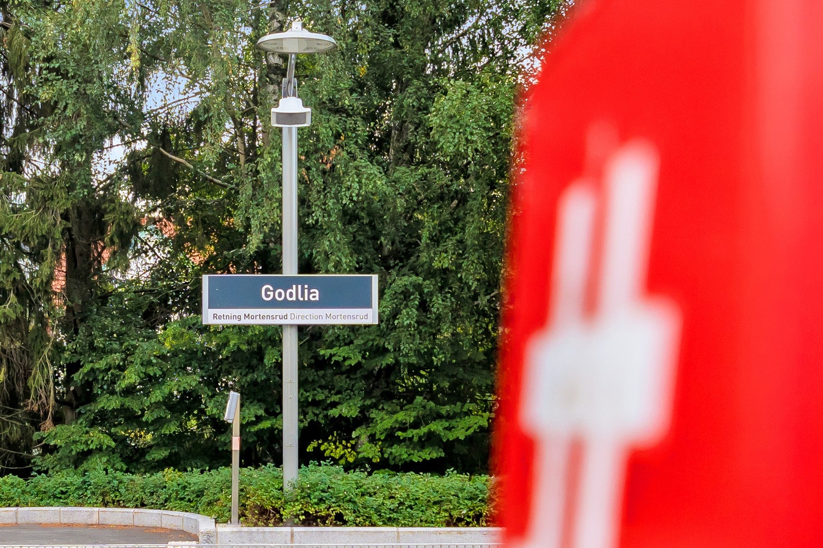Det er ca. 6 minutters gange til Godlia T-banestasjon. T-banen tar deg inn til sentrum på ca. 12 min og går hele 8 avganger i timen for T-bane linje 3. Galleribilde