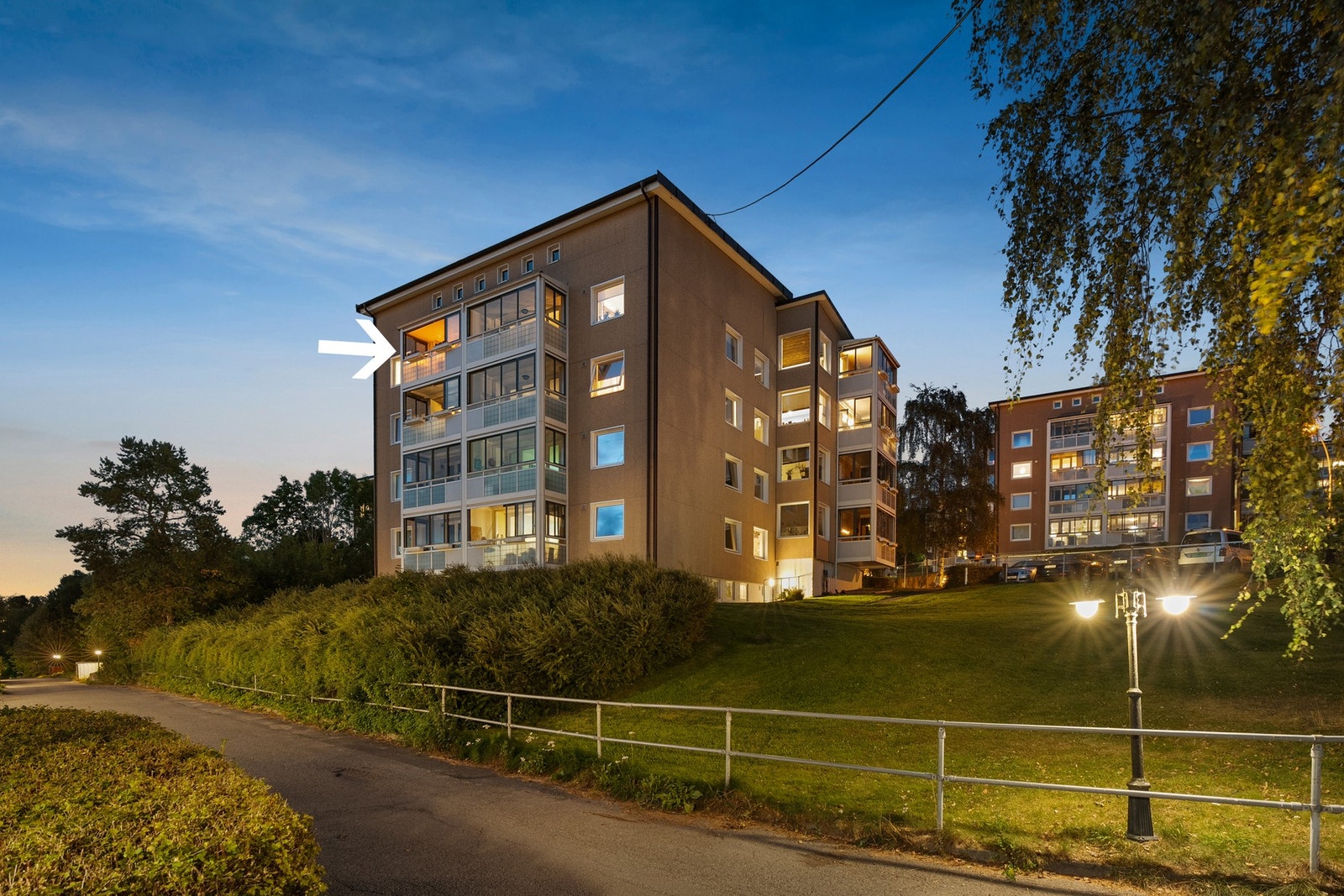 Blokken ligger fint til på et høydedrag, og leiligheten ligger fint plassert i tredje etasje. Flott intern beliggenhet. Galleribilde