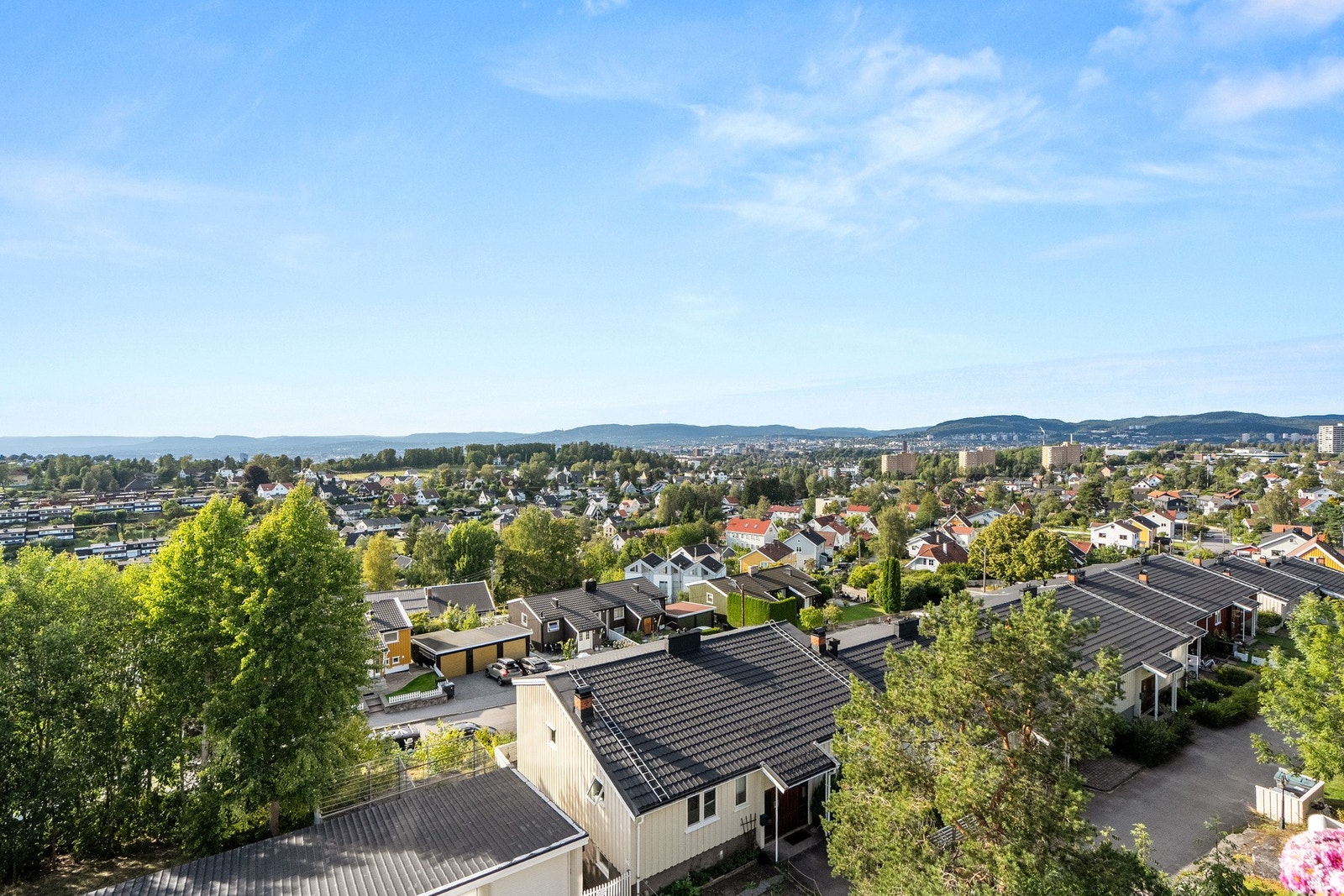Fra balkongen er det flott utsikt ned mot Nordre Skøyen Hovedgård og utover. Galleribilde