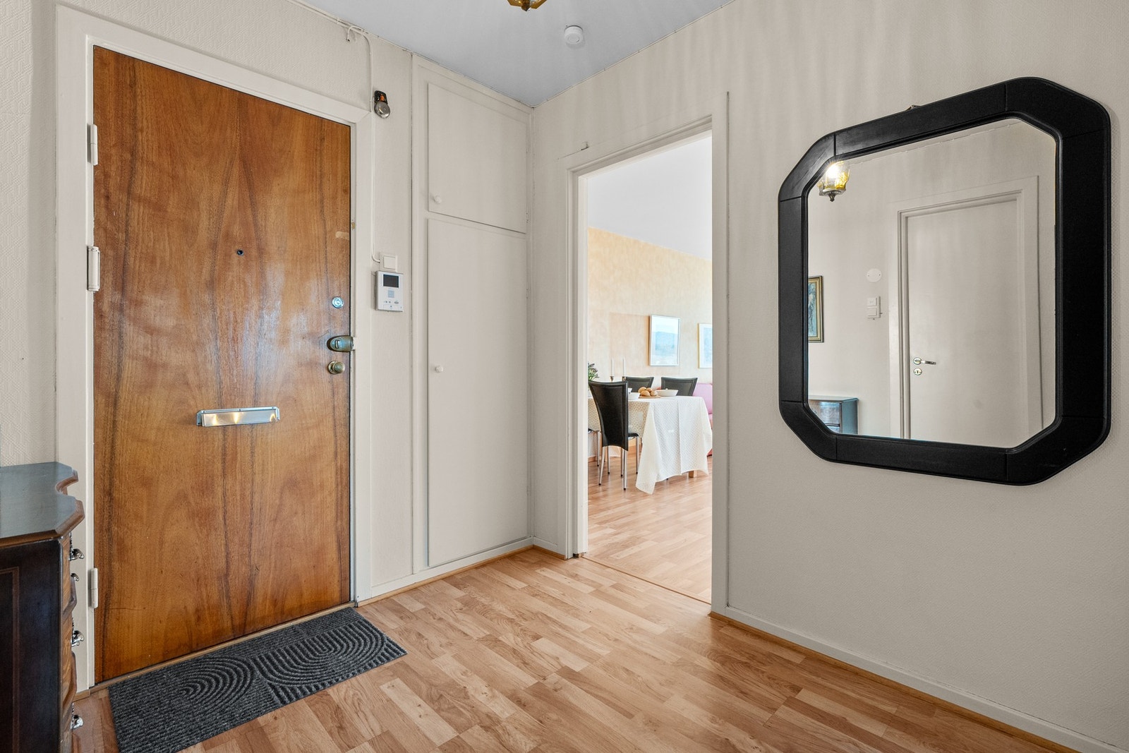 Entreen har Pergo laminatgulv, lysmalte vegger og innebygd garderobeskap. Ved ytterdøren er det montert dørcalling med kamera. Galleribilde