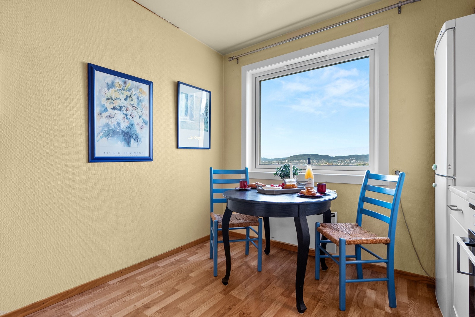 Det er laget til en spiseplass ved vinduet og det er ellers fin plass til å innrede med et frokostbord. Galleribilde