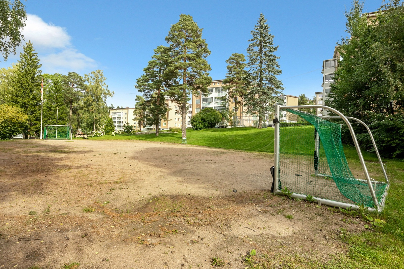 Fotballbane på borettslagets fellestomt, her lages det også skøytebane på vinterstid. Galleribilde