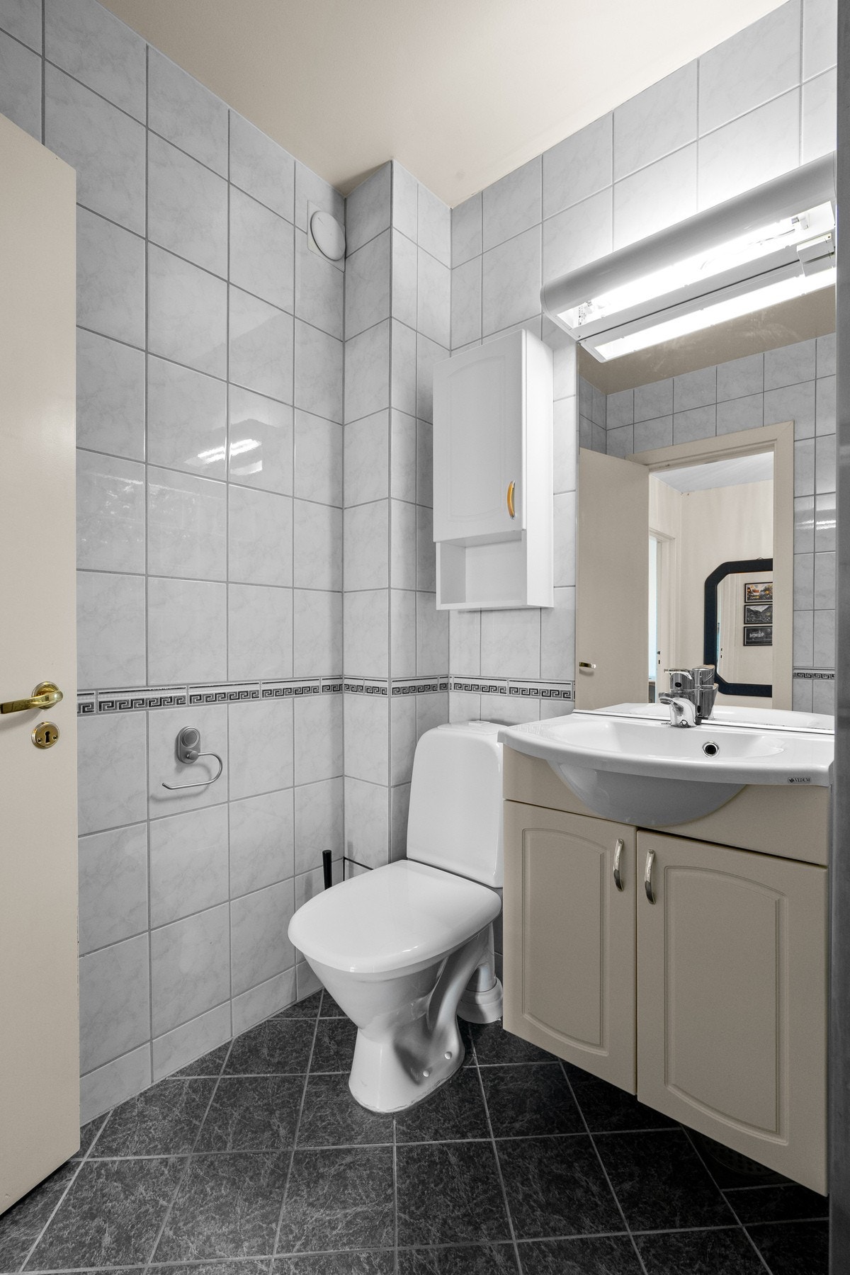 Badet har ellers gulvmontert toalett og dusjsonen er adskilt med vegg av glassbyggerstein. Galleribilde