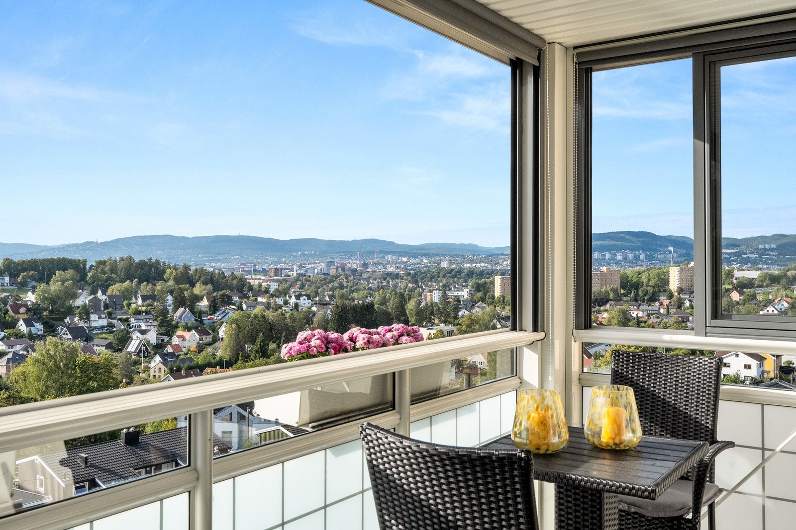 Fra stuen er det utgang til en romslig, innglasset balkong på ca. 8 kvm. Galleribilde