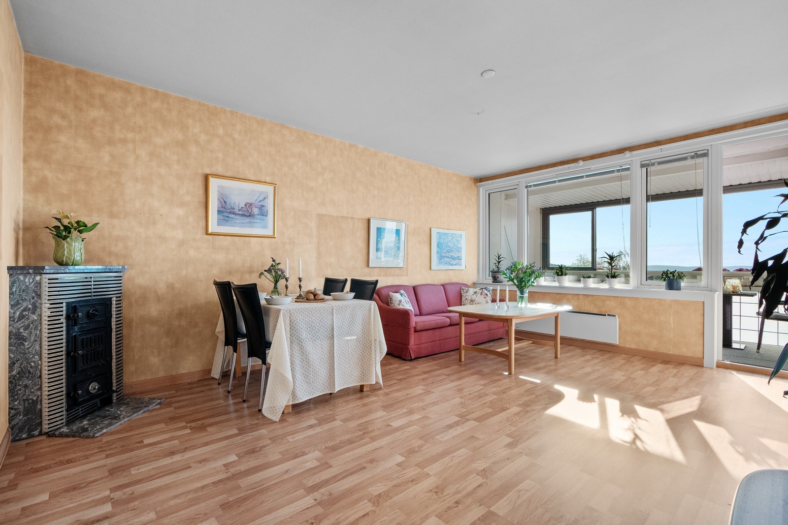 En vedovn sørger for ekstra varme og hygge i den kalde årstiden. Pipeløpene i borettslaget ble rehabilitert i 2014. Galleribilde