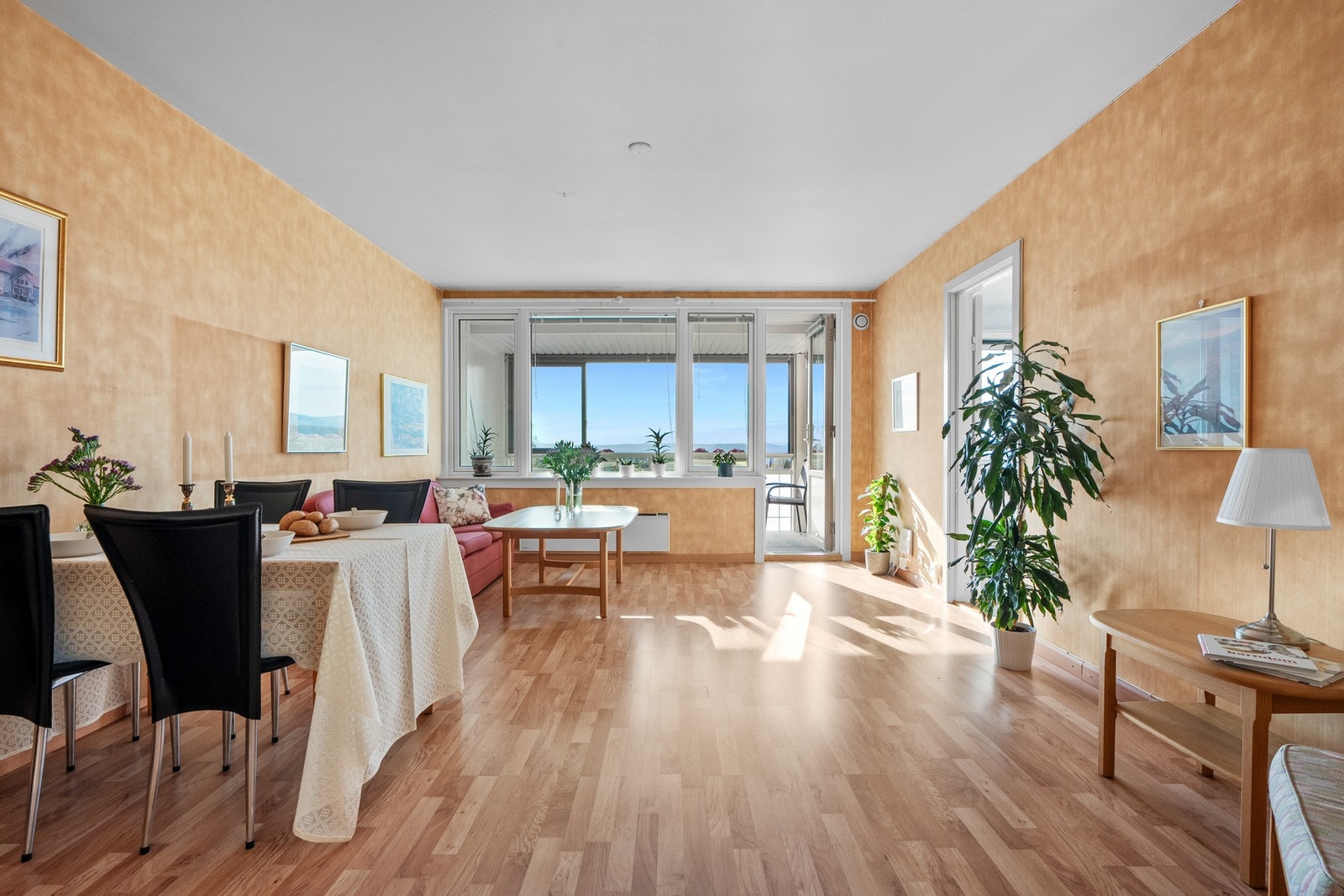 Velkommen inn i en romslig og lys leilighet. Leiligheten har noe eldre overflater, men en fin planløsning og et stort potensial. Galleribilde