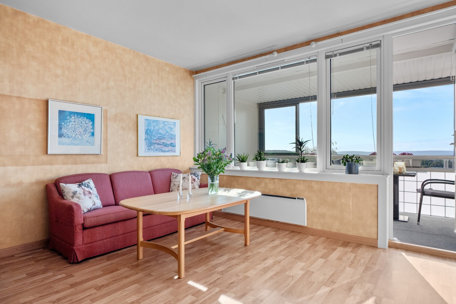 Store vindusflater sørger for godt med naturlig lysinnslipp. Vinduene og balkongdøren ble skiftet i regi av borettslaget i 2020. Galleribilde