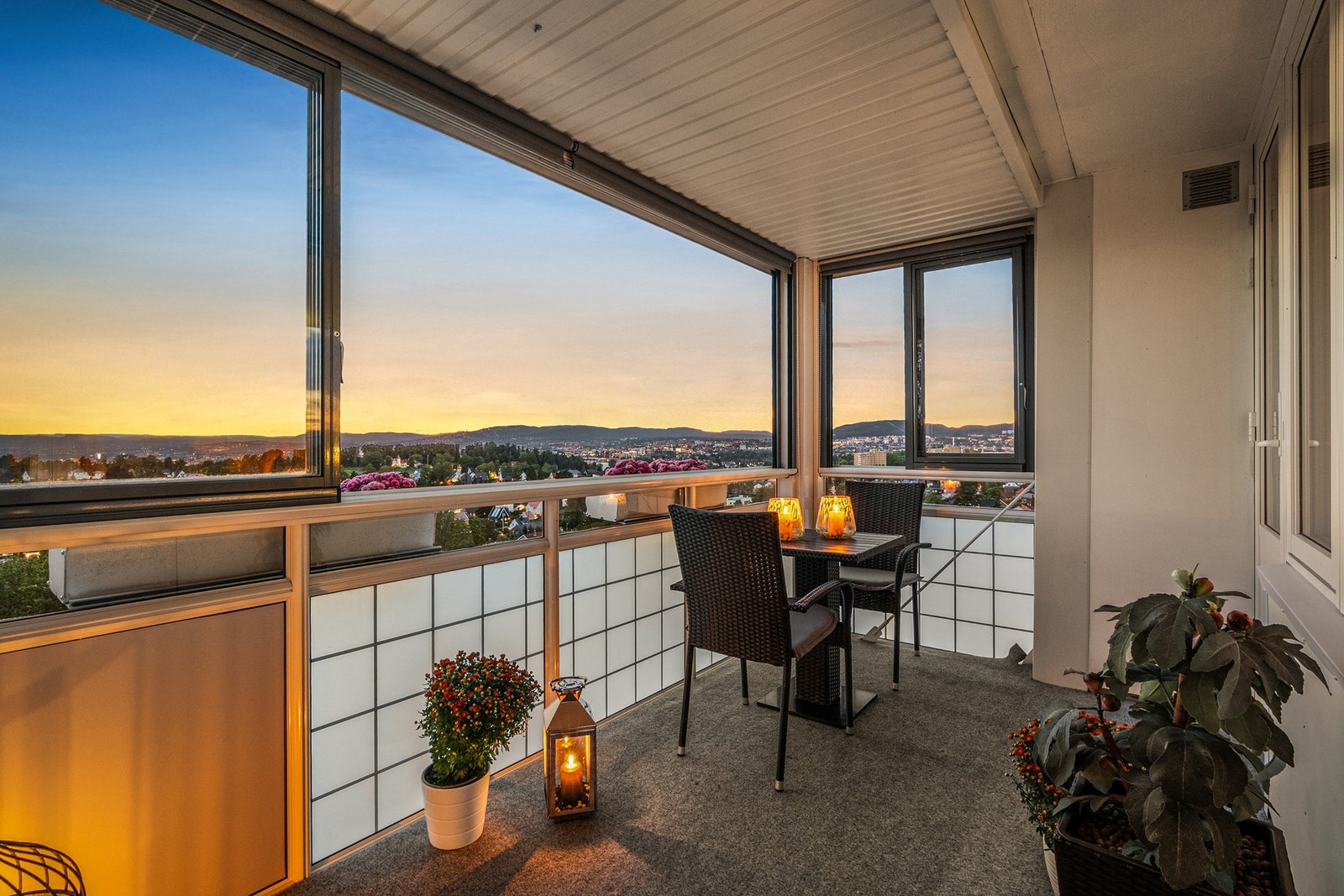 Her er det god plass til å innrede med ønsket møblement og utsikten utover strekker seg helt fra Abildsø til Romsås. Galleribilde