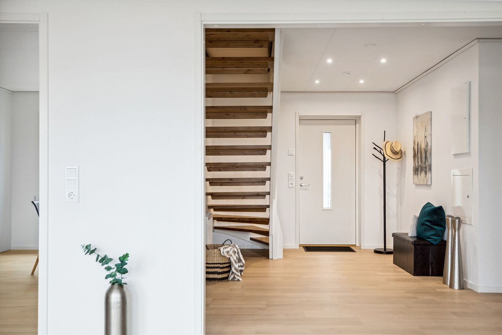 Lysrik og stilren entré med downlights som gir et godt førsteinntrykk til boligen. Her er det plass til garderobeløsning. Galleribilde