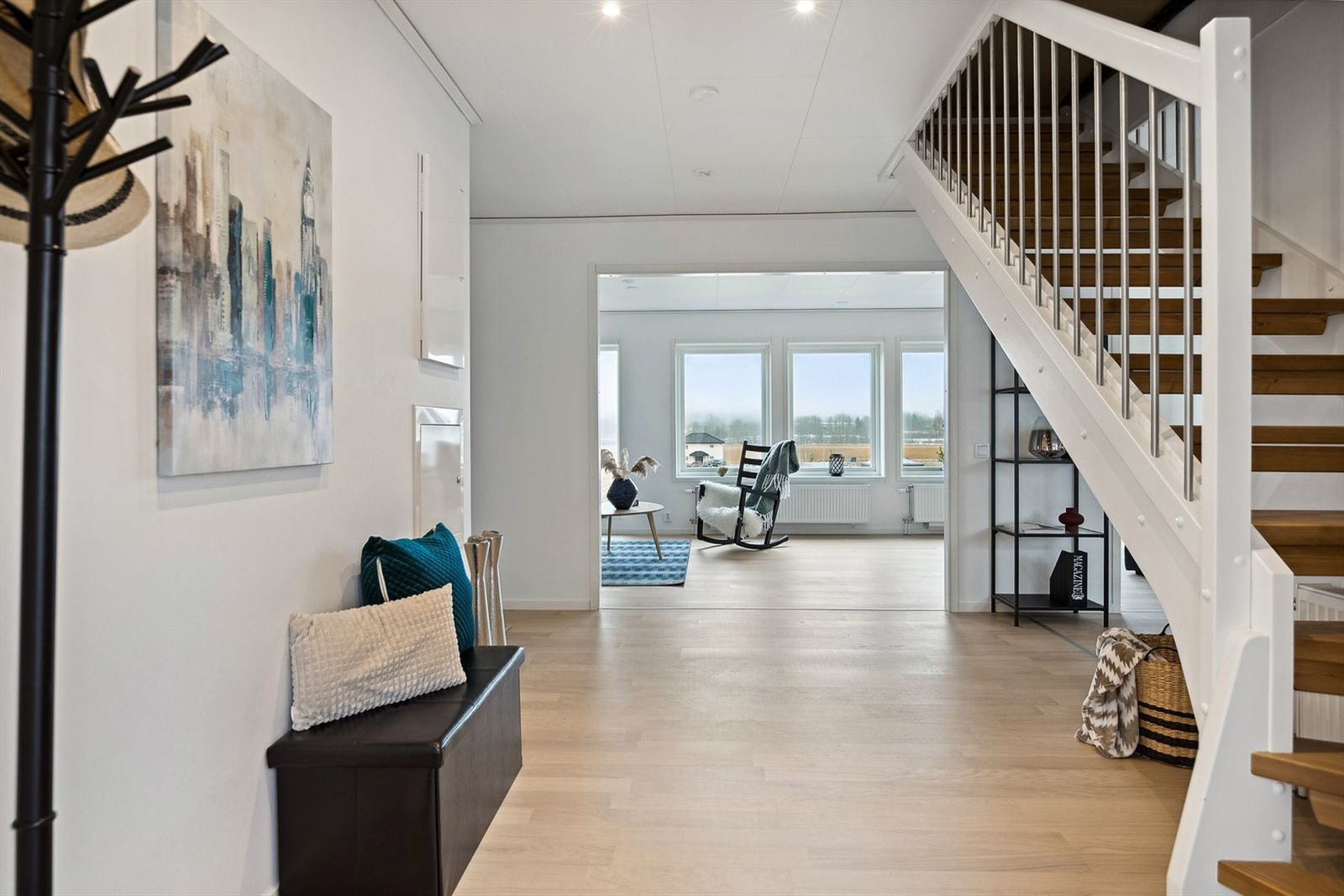 Fra entreen har man direkte adkomst til stuen, samt opp til en uinnredet loftsetasje. Galleribilde