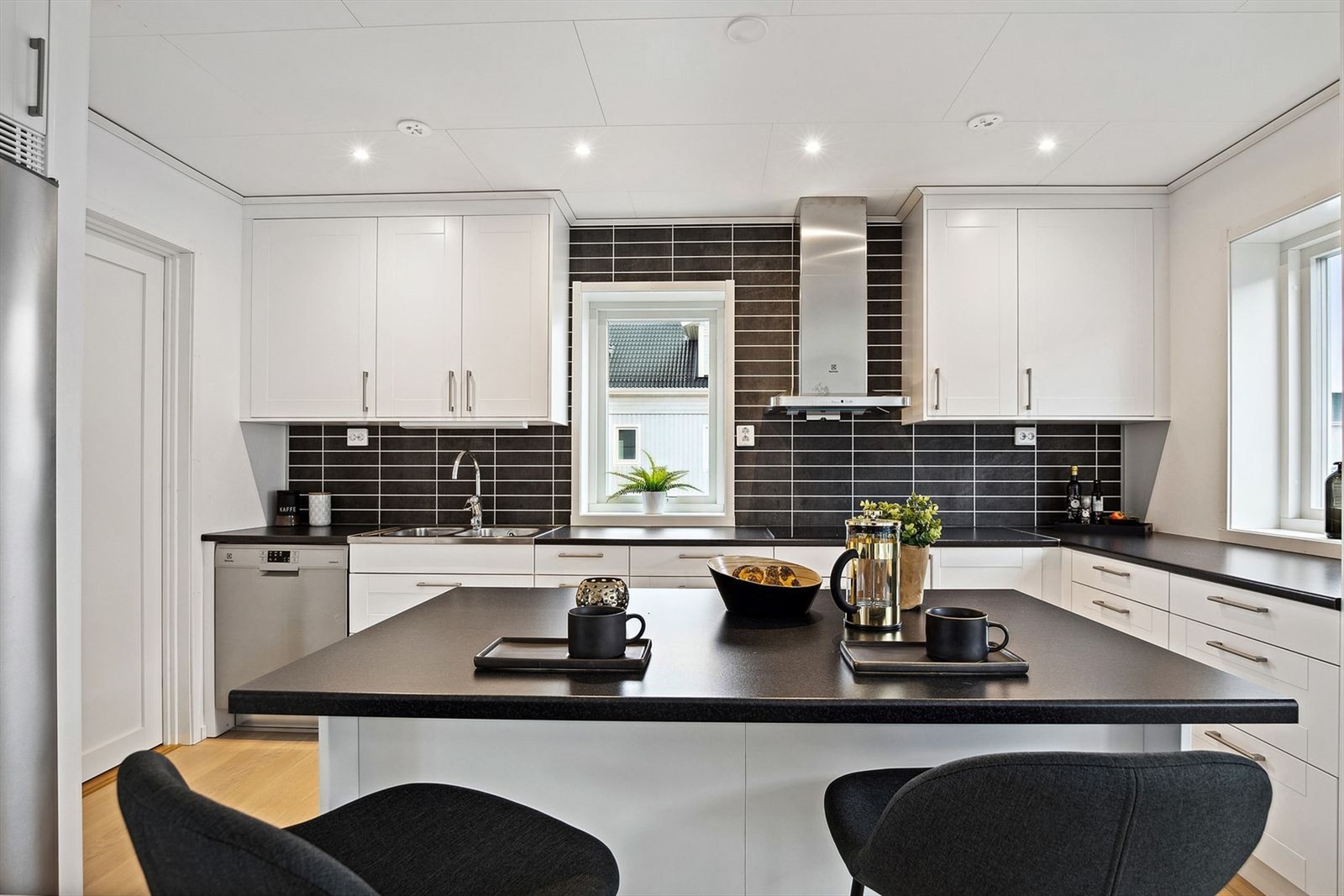 Kjøkkenet er utstyrt med en kjøkkenøy som gir ekstra oppbevaringsmuligheter, flere sitteplasser og en ekstra arbeidsflate! Galleribilde