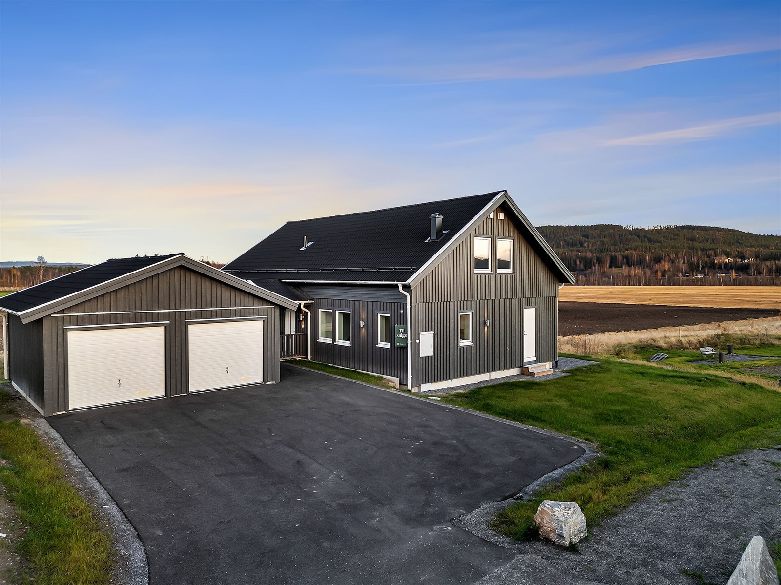 "Astrid" er et funksjonelt og familievennlig hus på ett plan, beliggende på det nye boligfeltet Bjertnestunet. Galleribilde