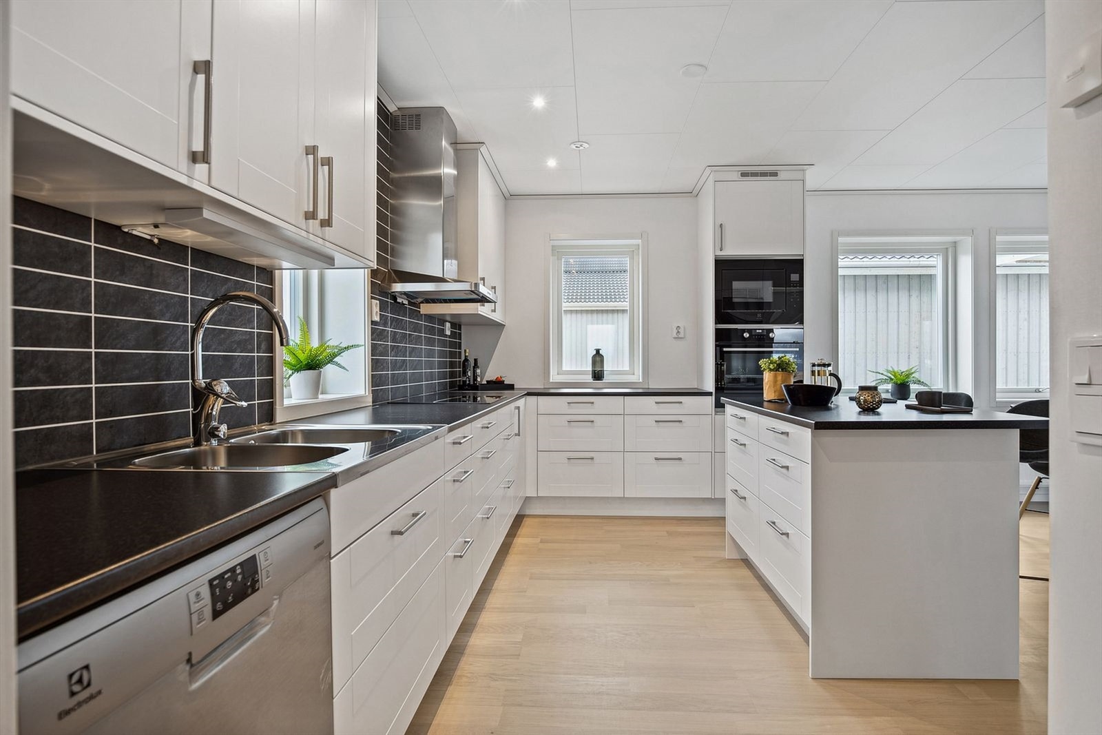 Med over- og underskap, romslig benkeplate og kjøkkenøy blir matlagningen til en drøm! Galleribilde