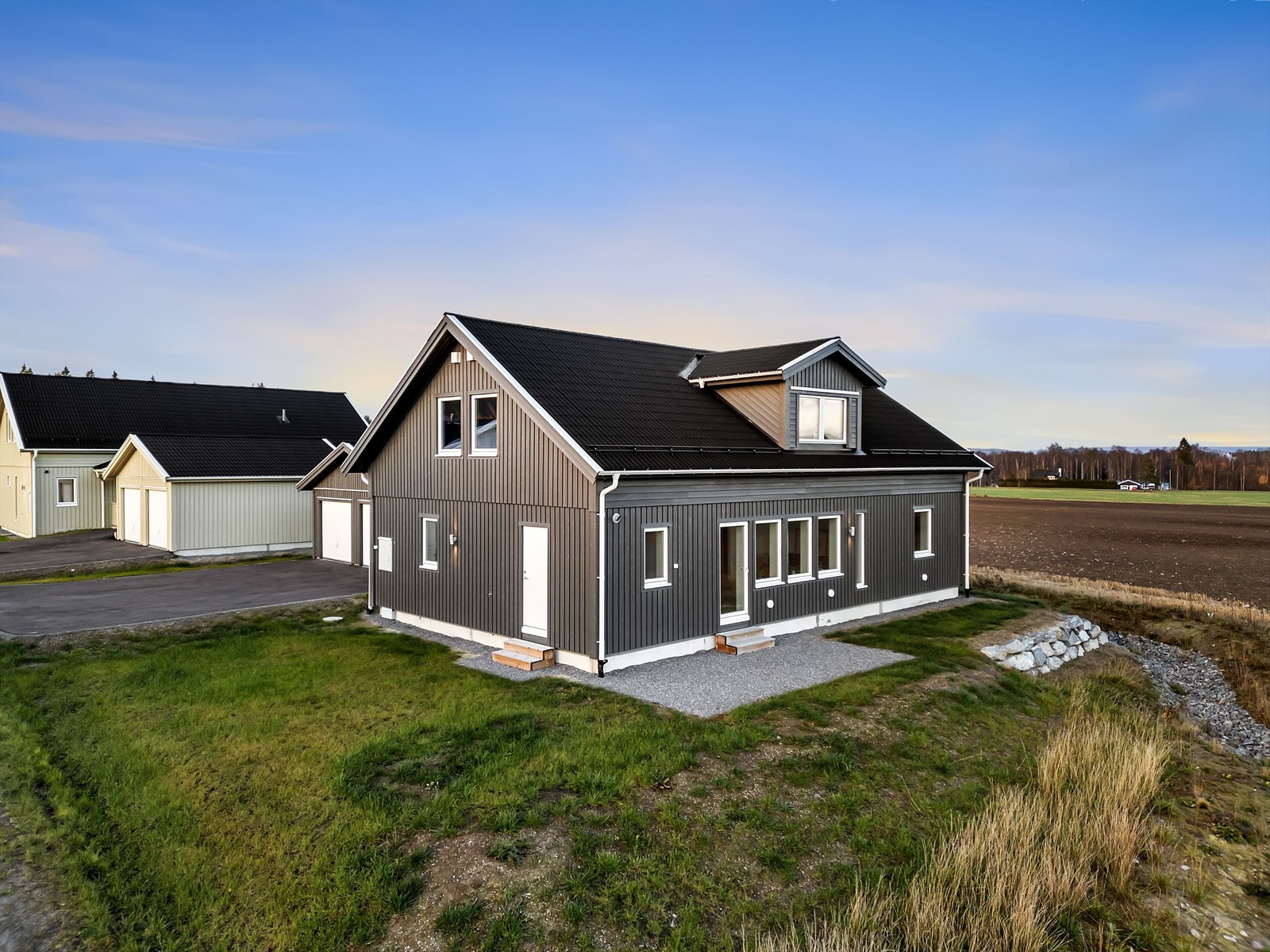 Eiendomsmegler Krogsveen v/Tony Kristiansen har gleden av å presentere Fyrhusvegen 26! Galleribilde