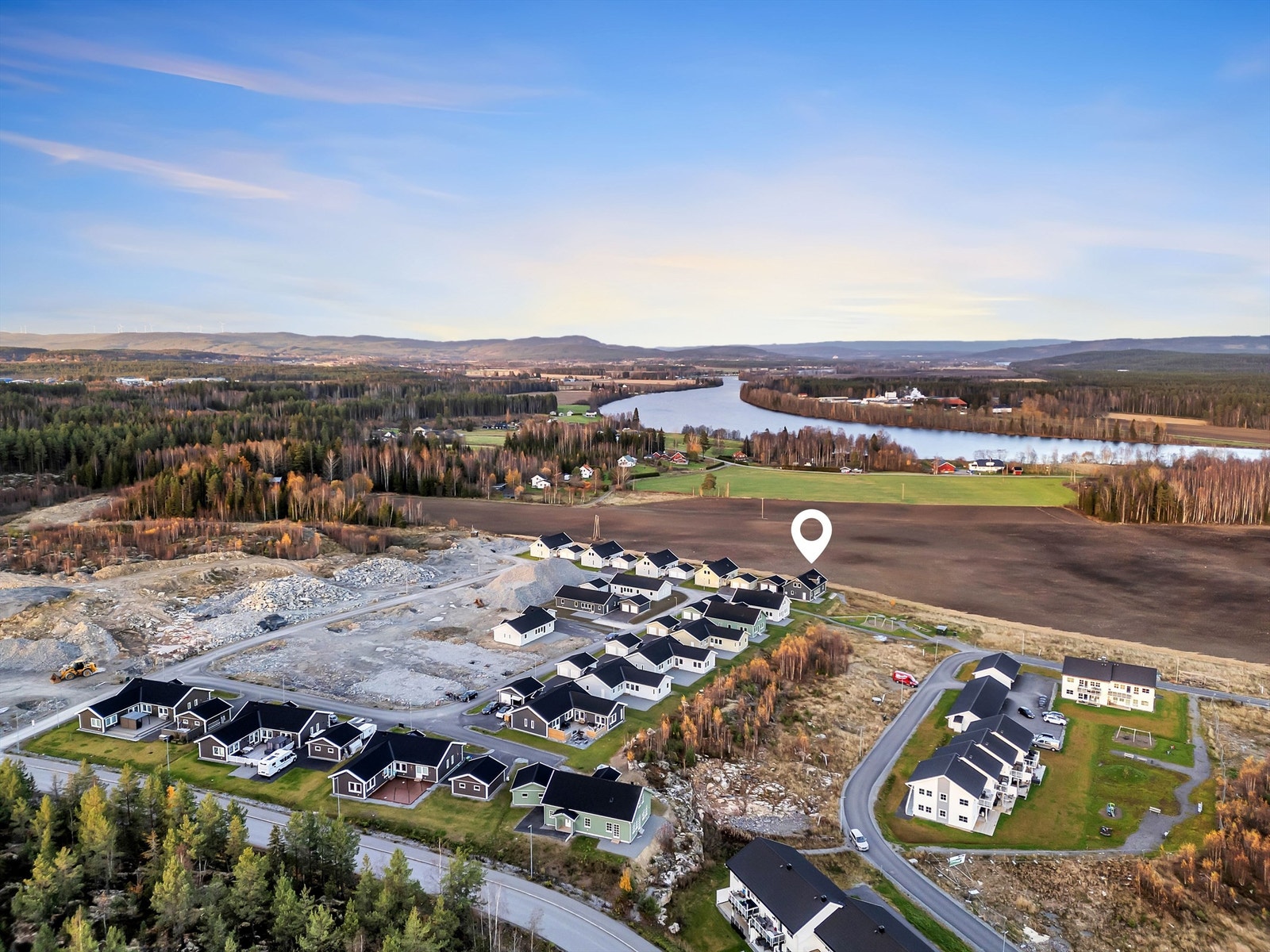 Oversiktsbilde over det nye boligfeltet Bjertnestunet. Eiendommen har umiddelbar nærhet til Glomma og alt det kan by på, meget gode tur- og rekreasjonsmuligheter, merkede stier og skogsareal i området. Galleribilde