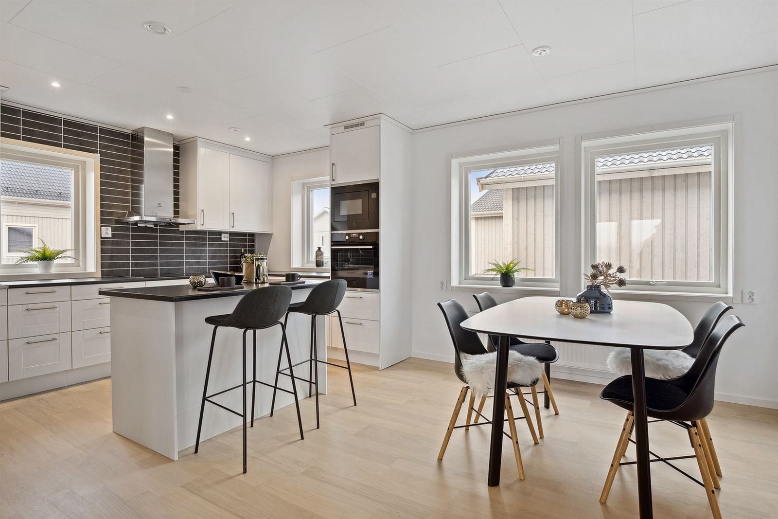 Kjøkkenet bærer preg av modernitet og hvite, profilerte fronter. Galleribilde