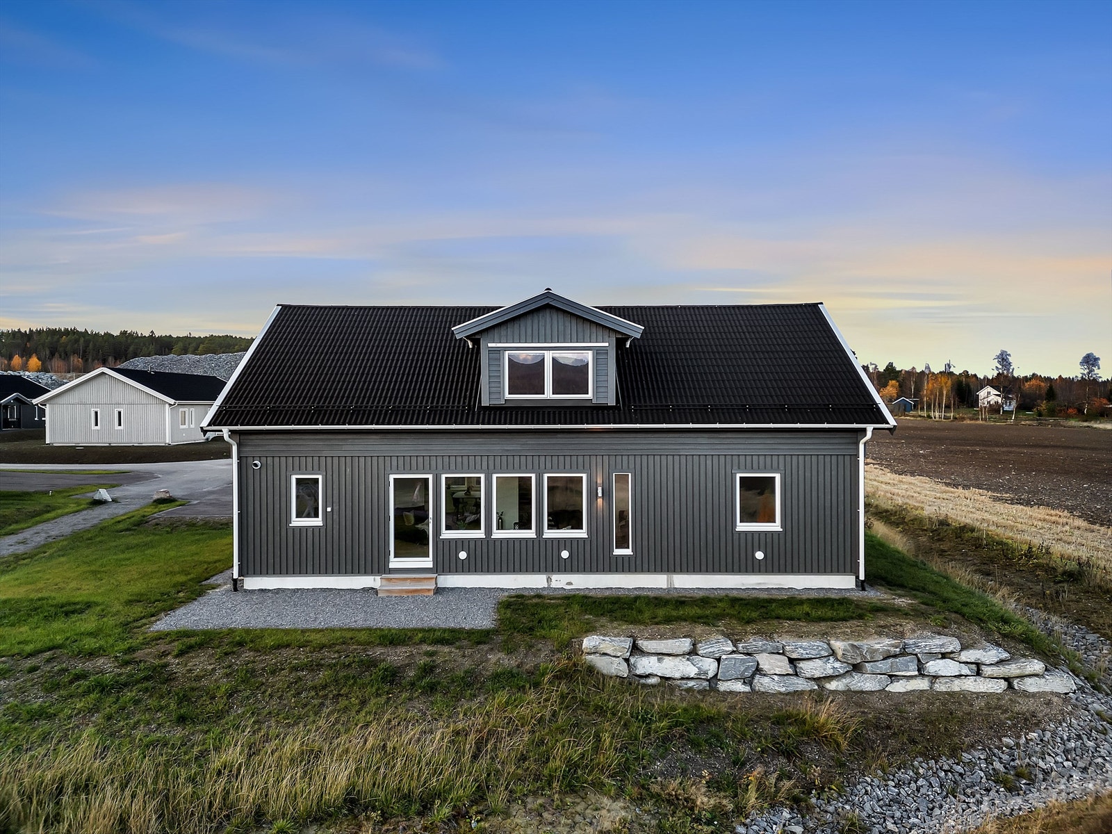 Fra stuen er det utgang til uteområdet. Galleribilde