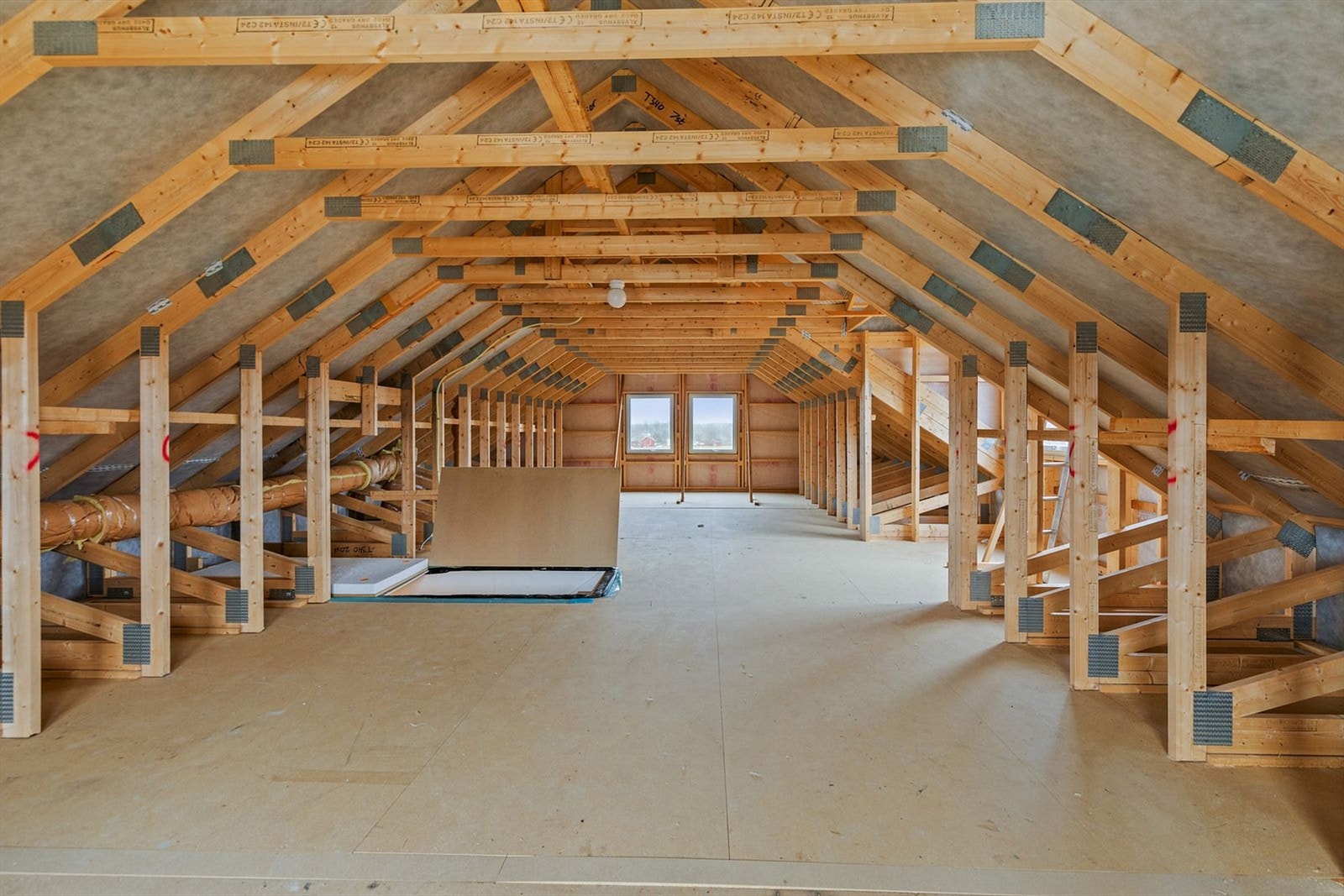 Den uinnredede overetasjen gir fleksibilitet, med forslag til soverom, allrom og bad. Galleribilde