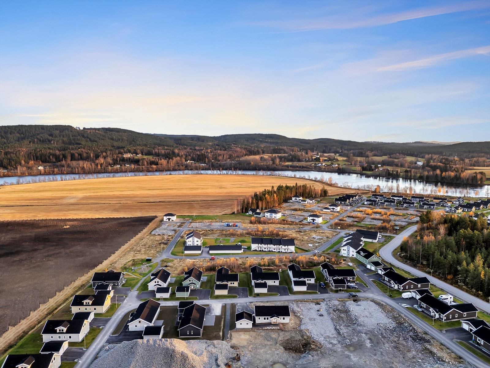 Glomma har mange flotte badestrender som er godt besøkt på sommeren, blant annet Daskerudstranda er en flott perle med både strand, svaberg og stupebrett. Galleribilde